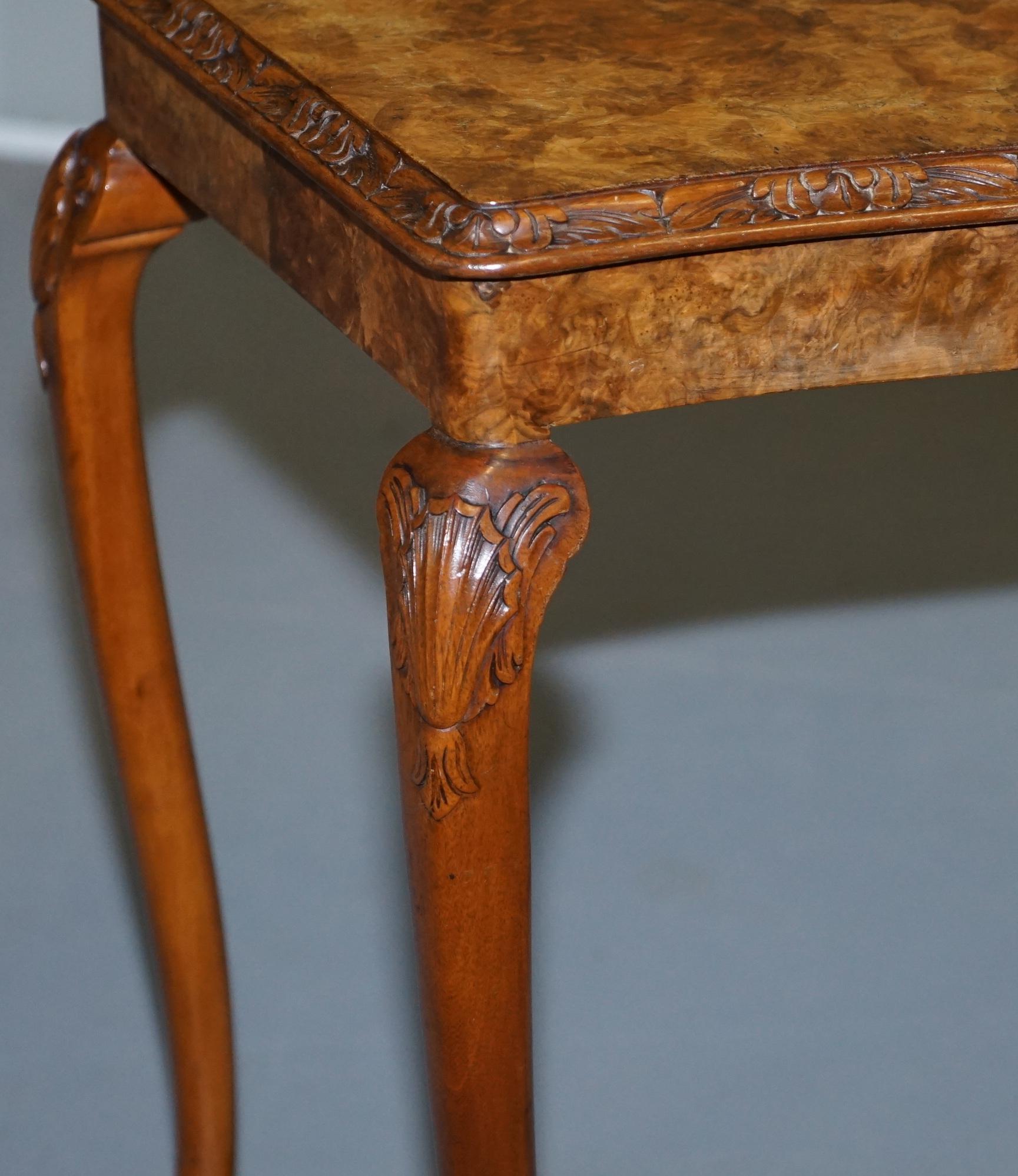 Superbe table de lampe d'appoint en ronce de noyer avec cadre sculpté Pieds de lion en vente 4