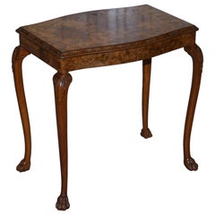 Superbe table de lampe d'appoint en ronce de noyer avec cadre sculpté Pieds de lion