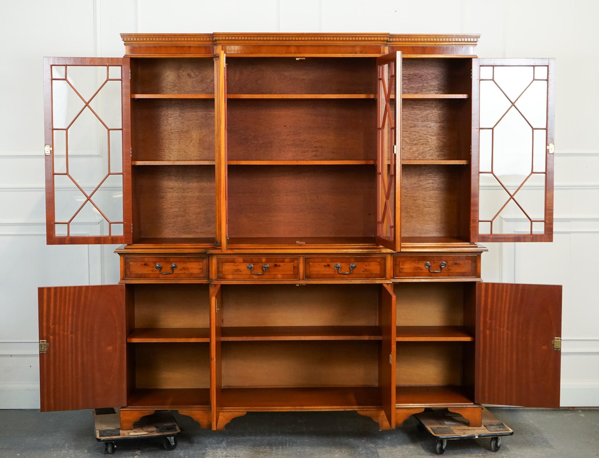 If STUNNING VINTAGE BURR YEW WOOD DISPLAY CABiNET BOOKCASE BY CHARLES BARR J1 en vente