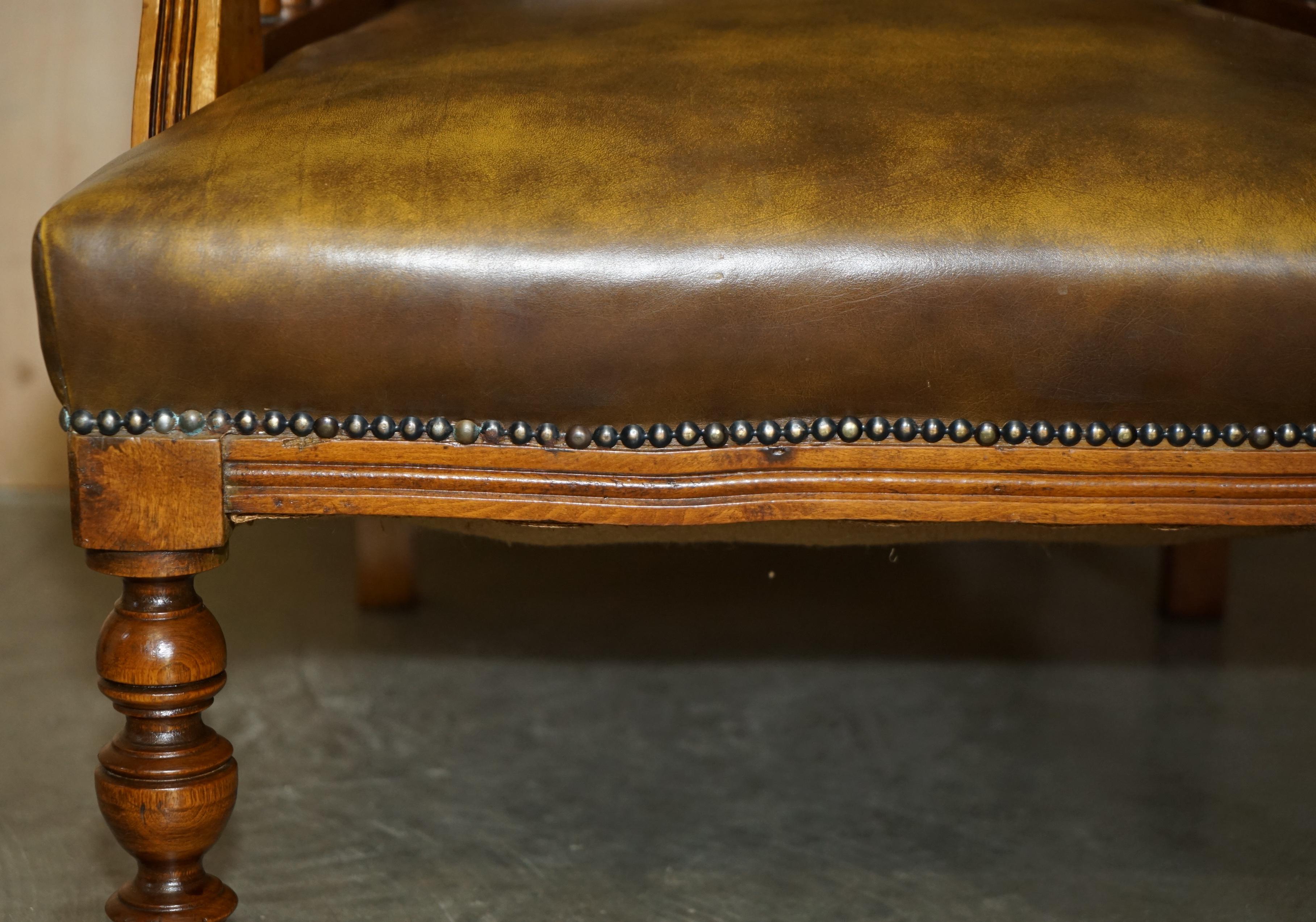 STUNNING VINTAGE CHESTERFIELD TUFTED PETROL BROWN LEATHER LIBRARY ARMCHAiR For Sale 4