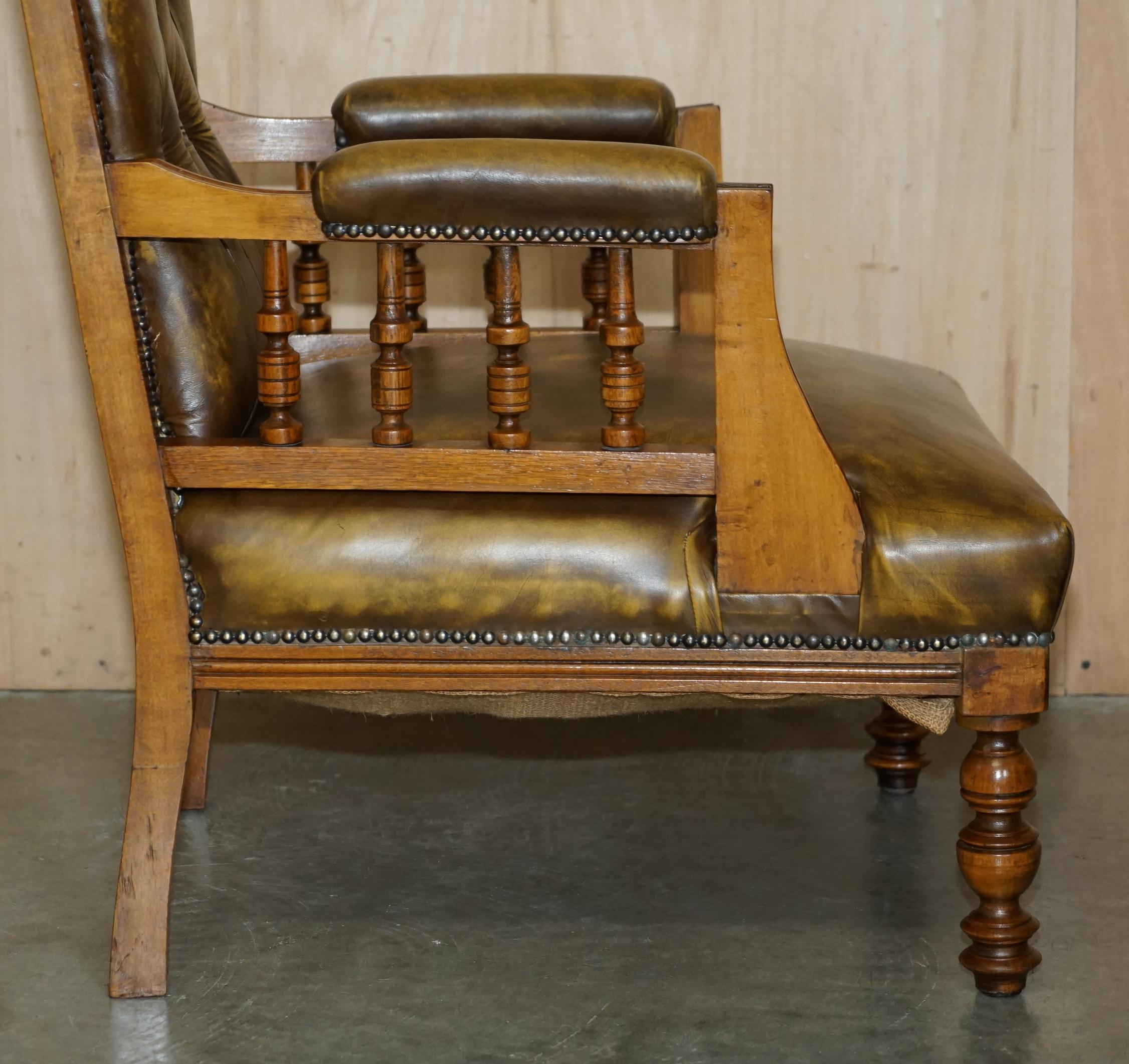 STUNNING VINTAGE CHESTERFIELD TUFTED PETROL BROWN LEATHER LIBRARY ARMCHAiR For Sale 6