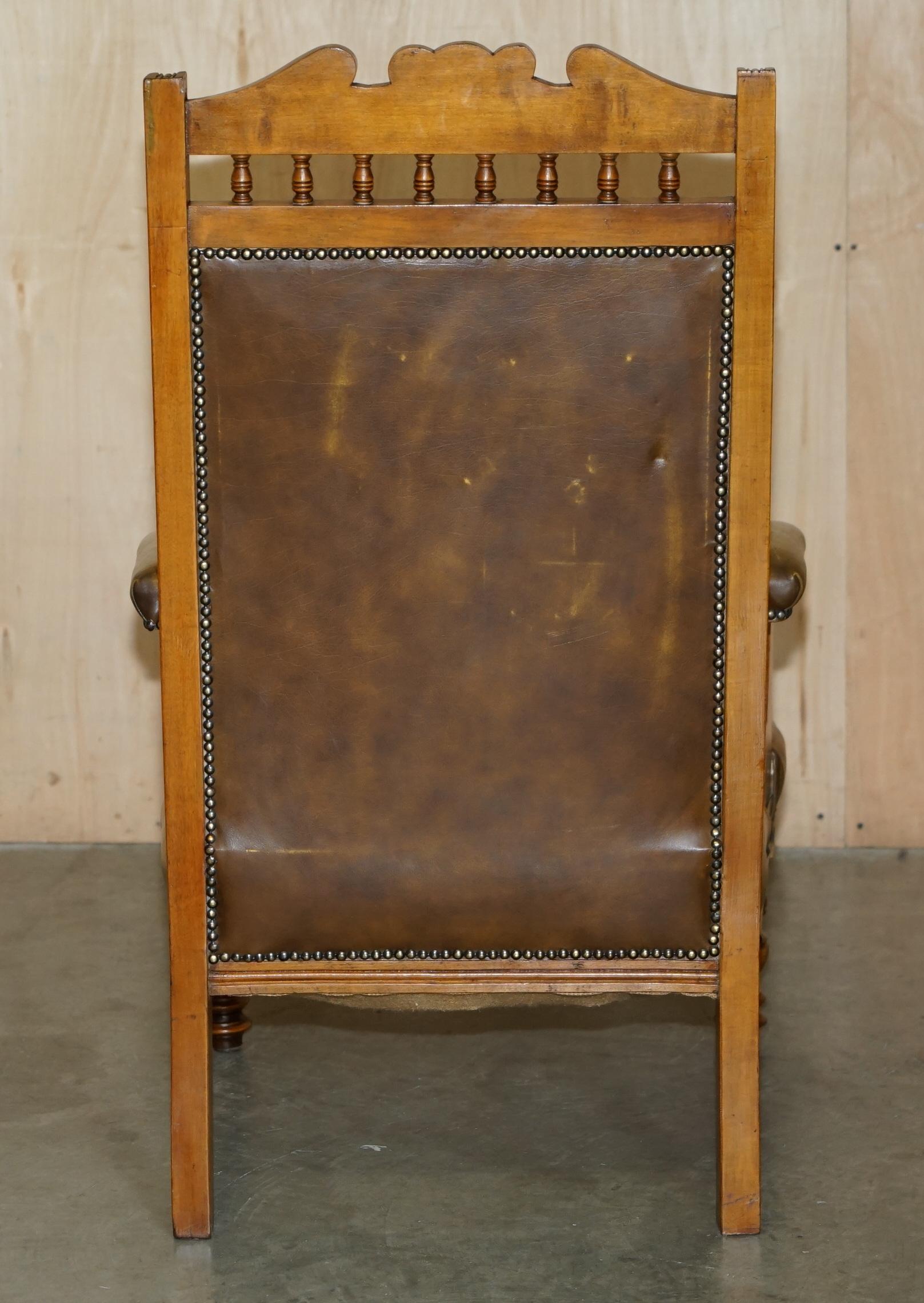 STUNNING VINTAGE CHESTERFIELD TUFTED PETROL BROWN LEATHER LIBRARY ARMCHAiR For Sale 8