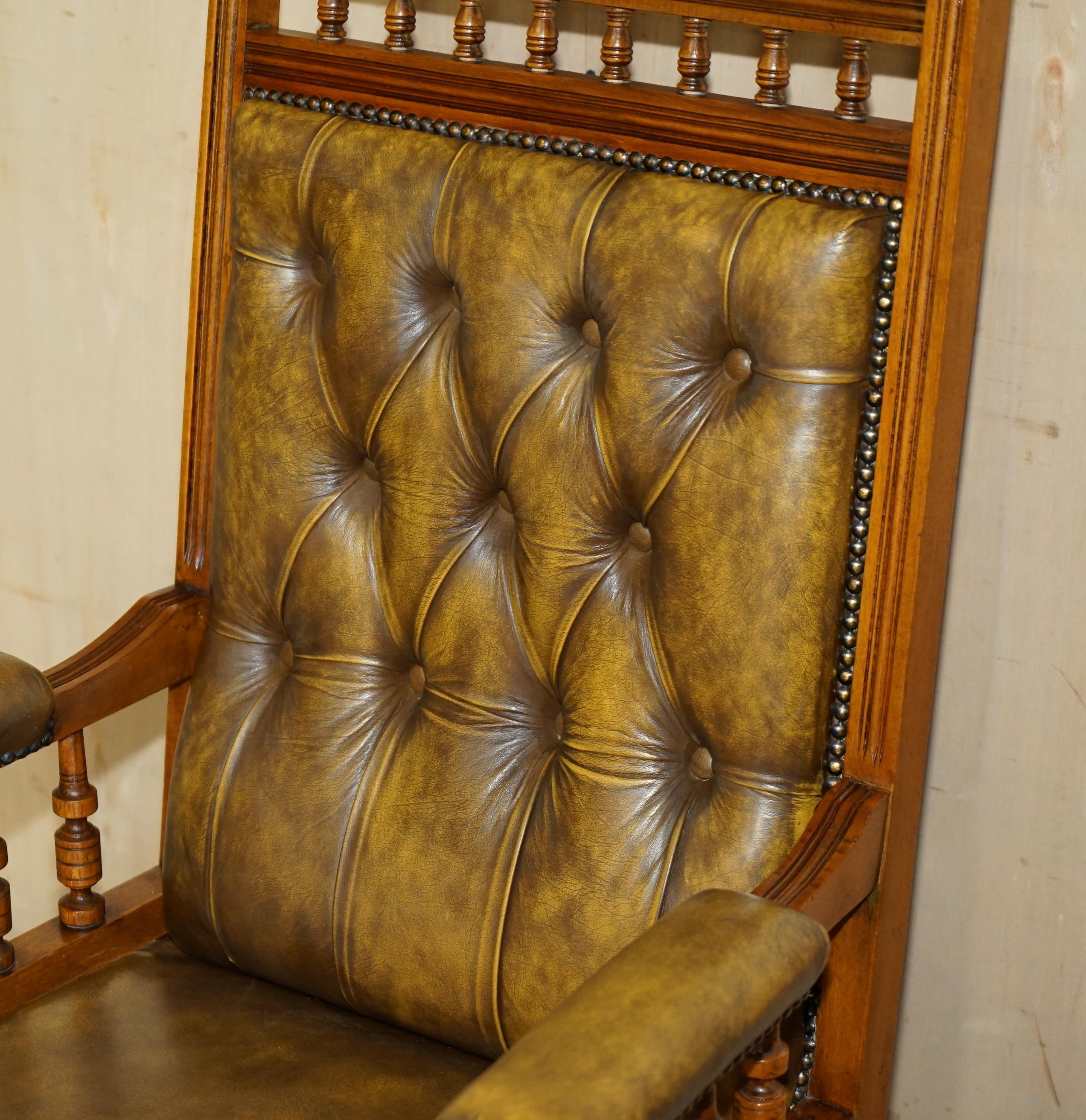 English STUNNING VINTAGE CHESTERFIELD TUFTED PETROL BROWN LEATHER LIBRARY ARMCHAiR For Sale