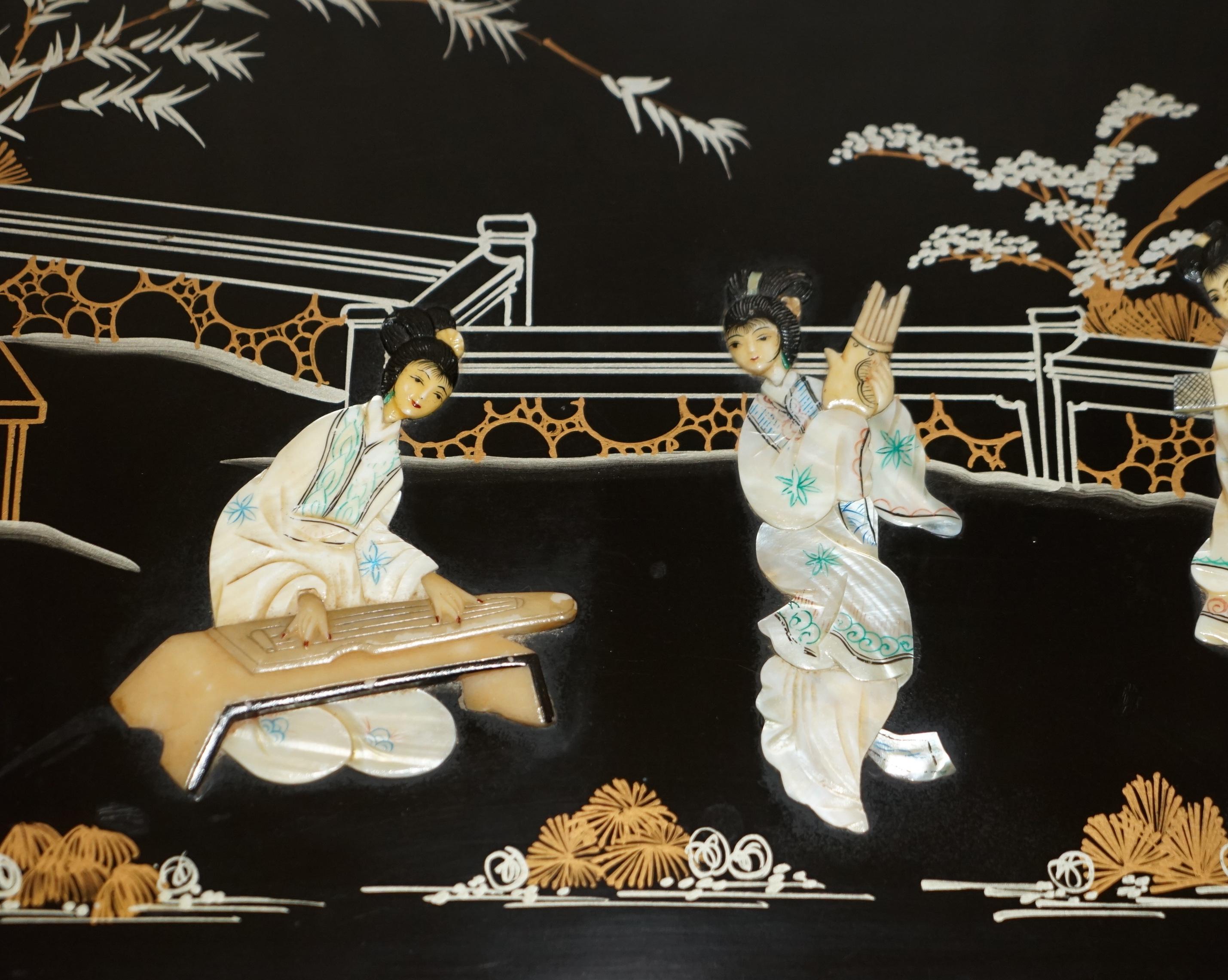 Stunning CHINOISERIE GEISHA GIRLS LACQUER SiDE CABINET SOAPSTONE en vente 4