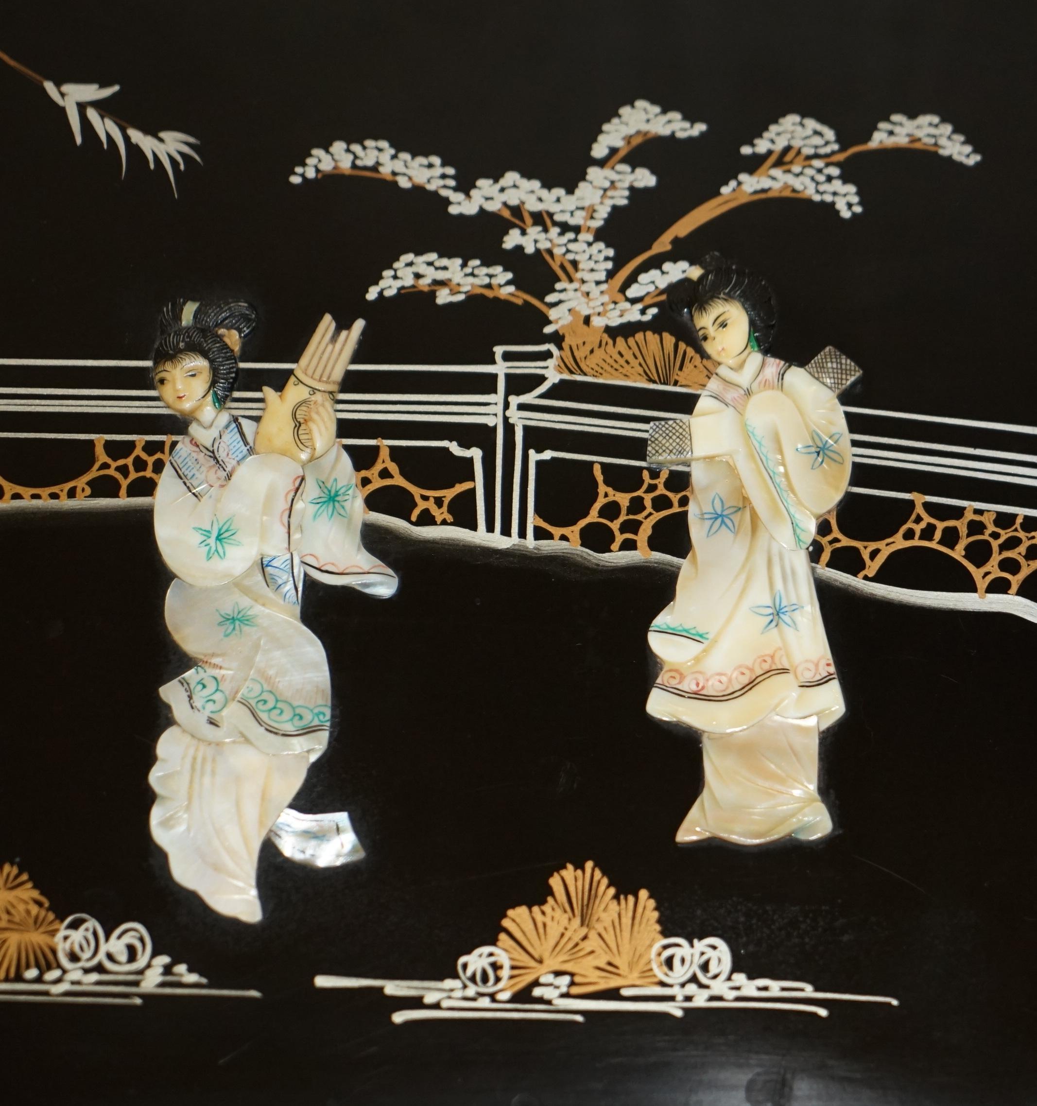 Stunning CHINOISERIE GEISHA GIRLS LACQUER SiDE CABINET SOAPSTONE en vente 5