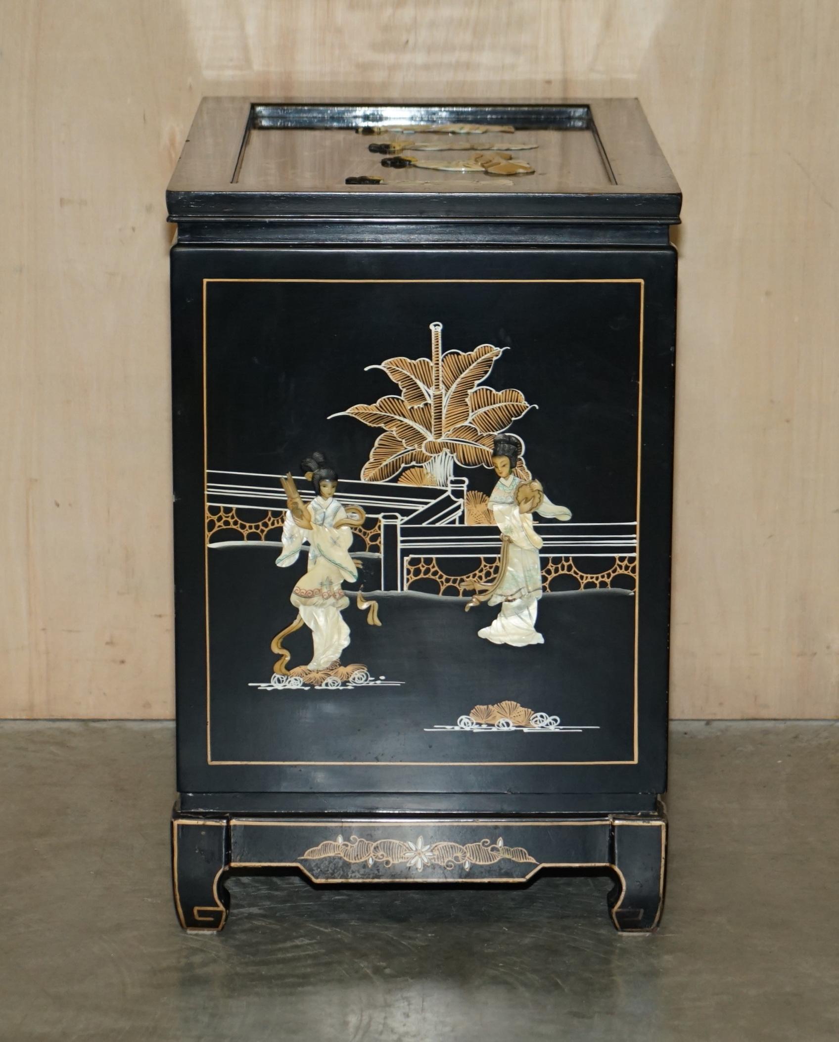 STUNNING VINTAGE CHINESE CHINOISERIE GEISHA GIRLS LACQUER SiDE CABINET SOAPSTONE For Sale 6