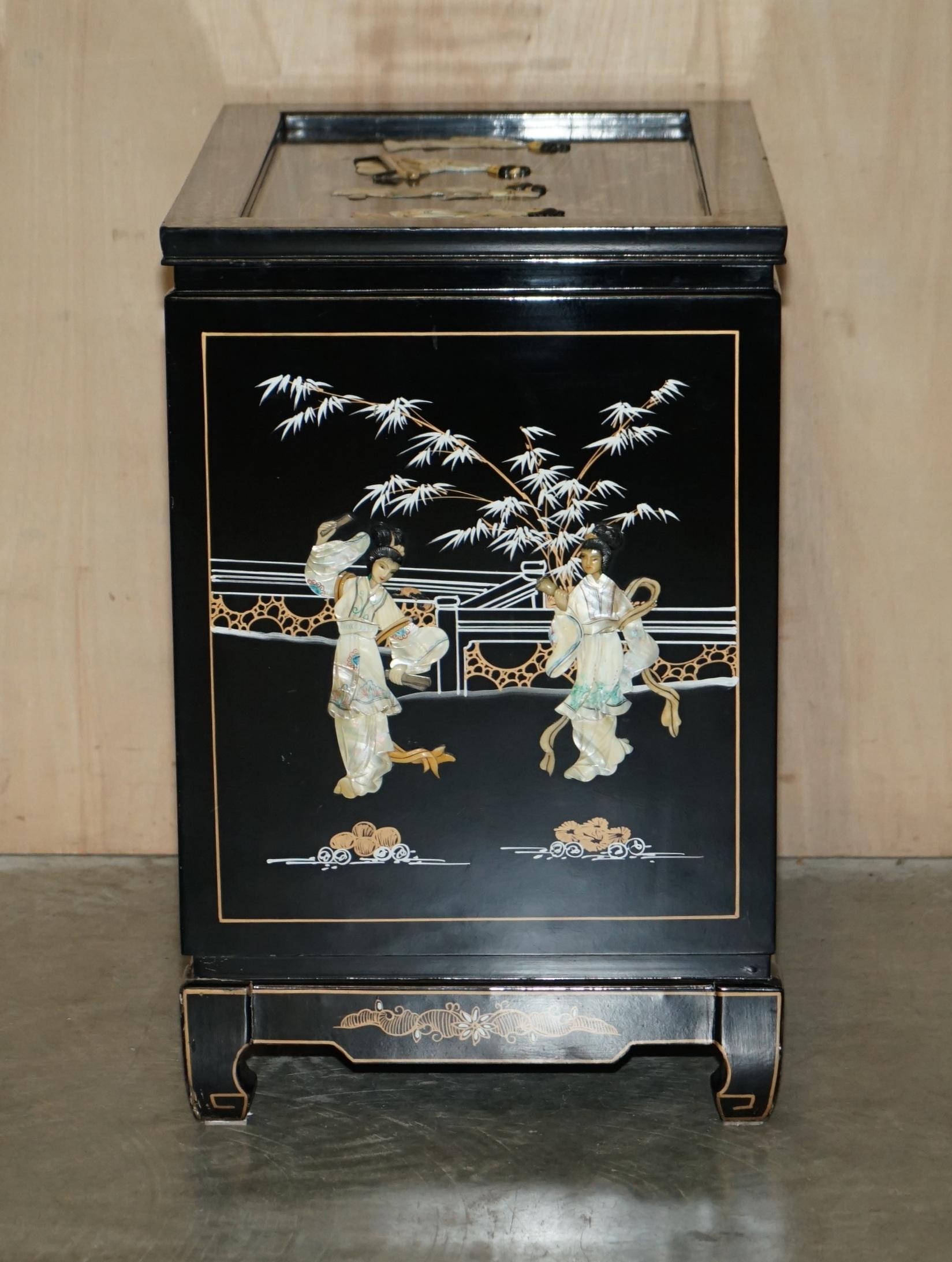 STUNNING VINTAGE CHINESE CHINOISERIE GEISHA GIRLS LACQUER SiDE CABINET SOAPSTONE For Sale 8