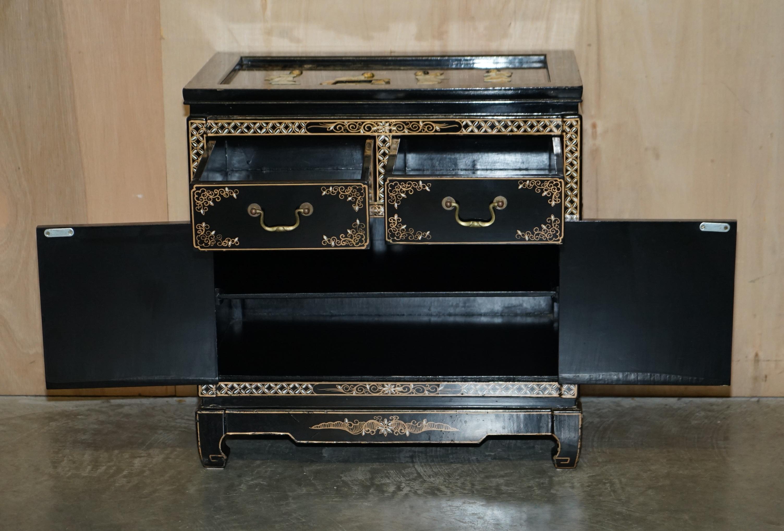 Stunning CHINOISERIE GEISHA GIRLS LACQUER SiDE CABINET SOAPSTONE en vente 8