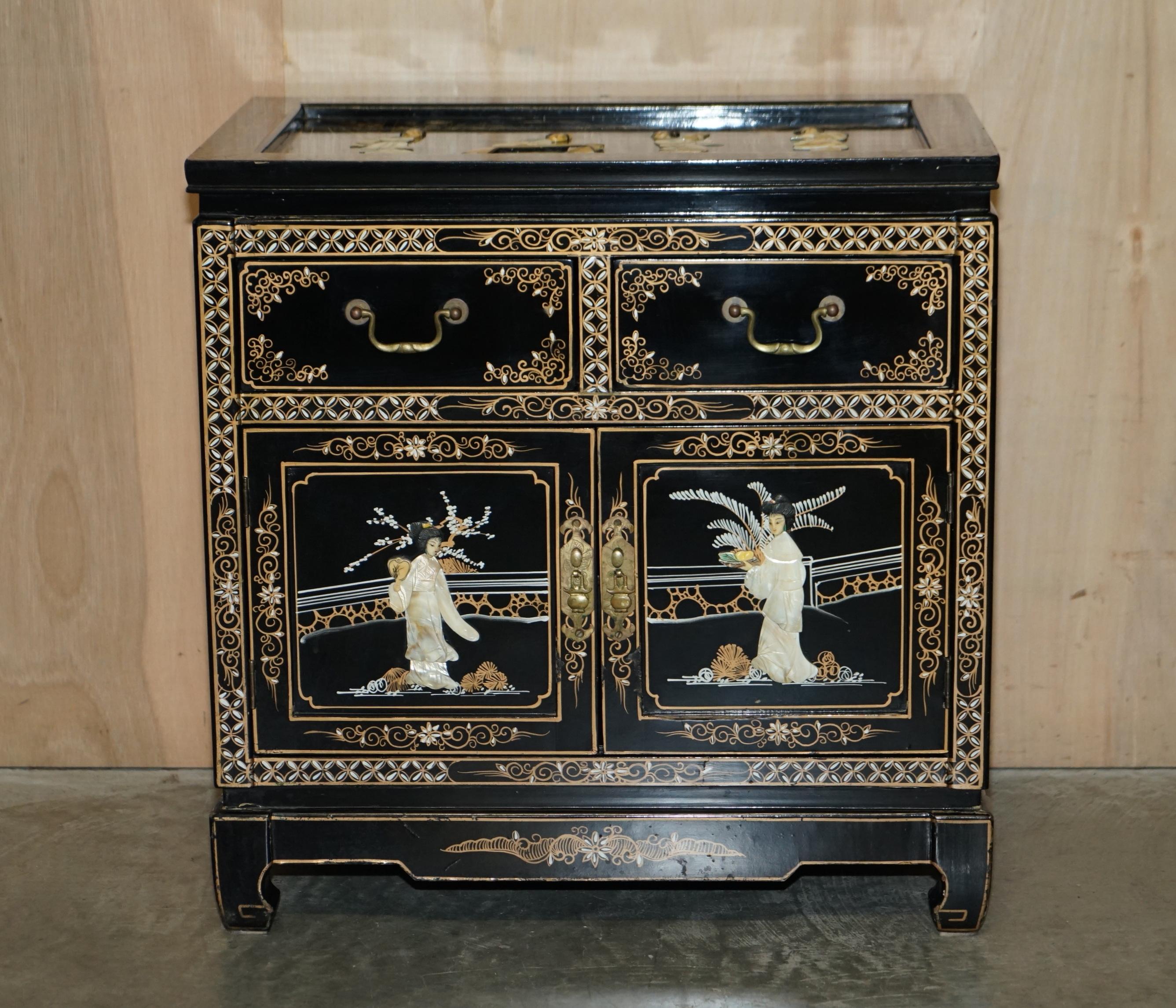 Chinoiseries Stunning CHINOISERIE GEISHA GIRLS LACQUER SiDE CABINET SOAPSTONE en vente