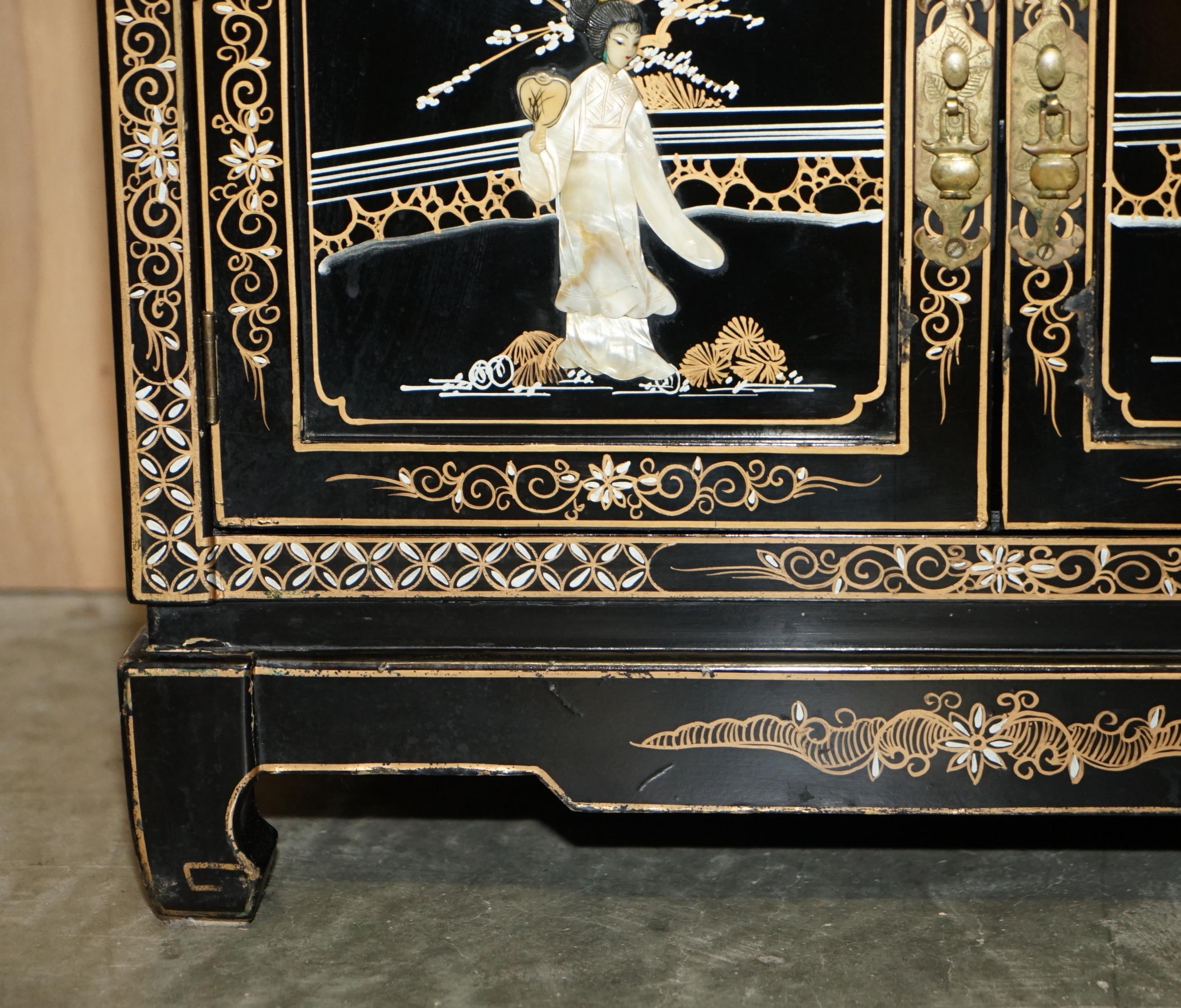 20th Century STUNNING VINTAGE CHINESE CHINOISERIE GEISHA GIRLS LACQUER SiDE CABINET SOAPSTONE For Sale