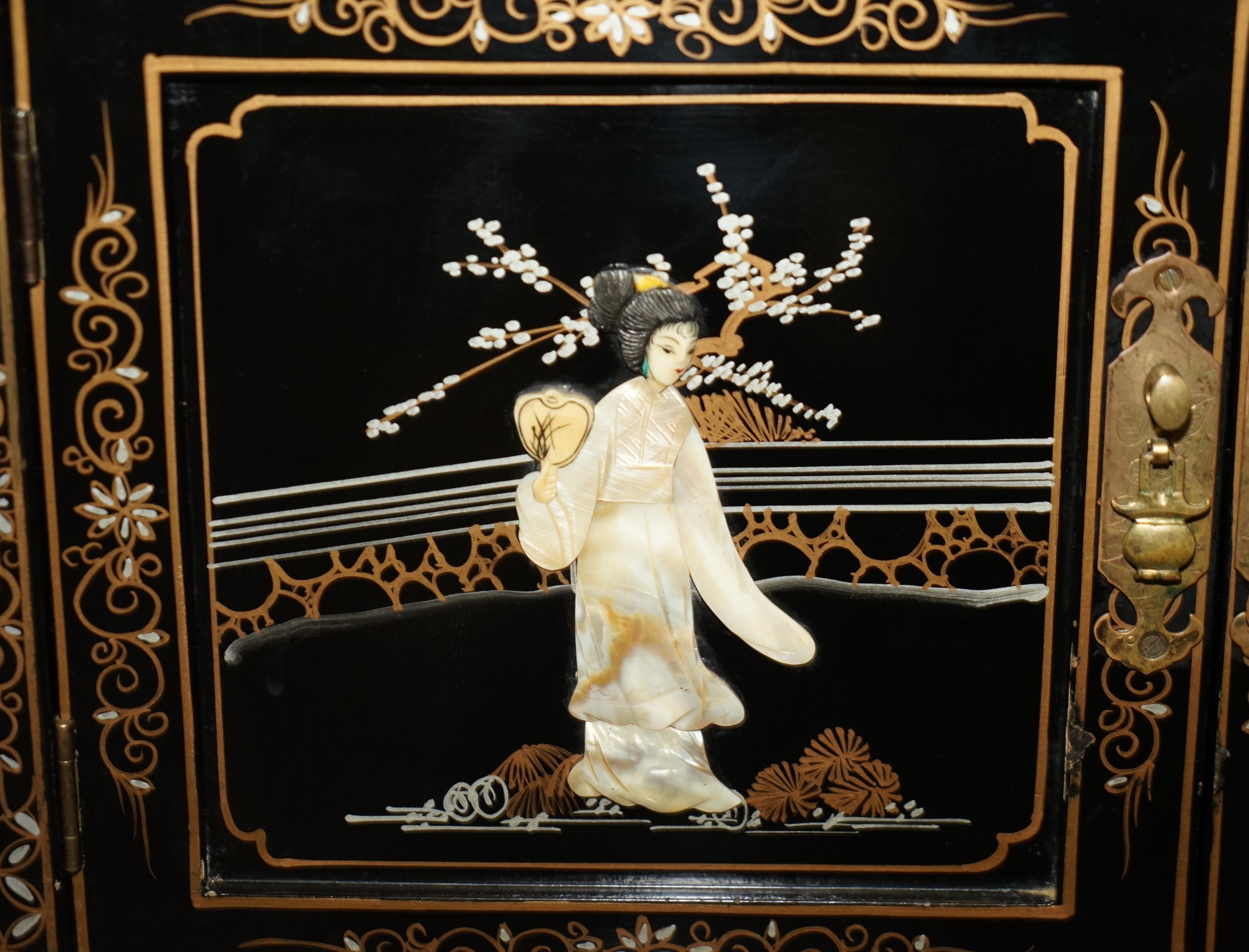 Wood STUNNING VINTAGE CHINESE CHINOISERIE GEISHA GIRLS LACQUER SiDE CABINET SOAPSTONE For Sale