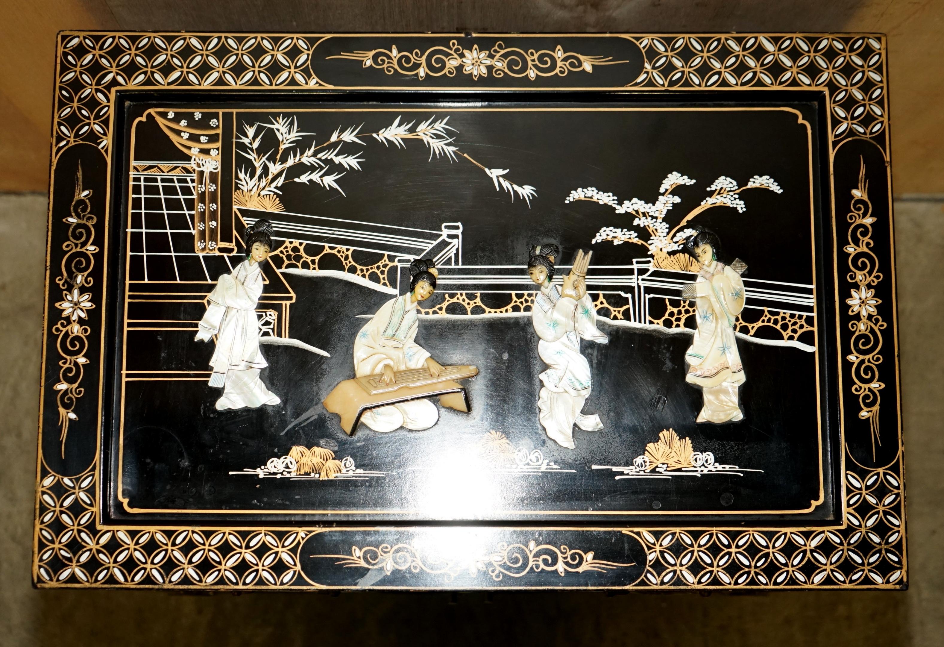 STUNNING VINTAGE CHINESE CHINOISERIE GEISHA GIRLS LACQUER SiDE CABINET SOAPSTONE For Sale 2