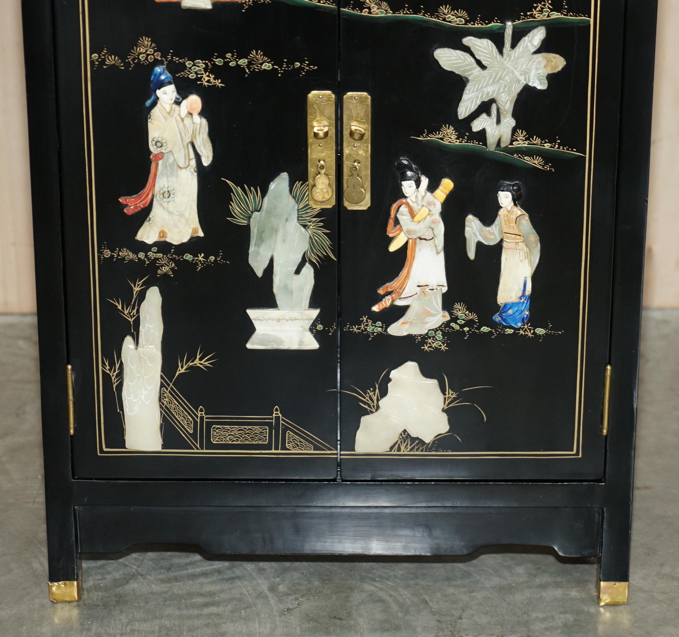 Stunning Vintage Chinese Chinoiserie Lacquer Side Cabinet with Hard Stone Finish In Good Condition In West Sussex, Pulborough