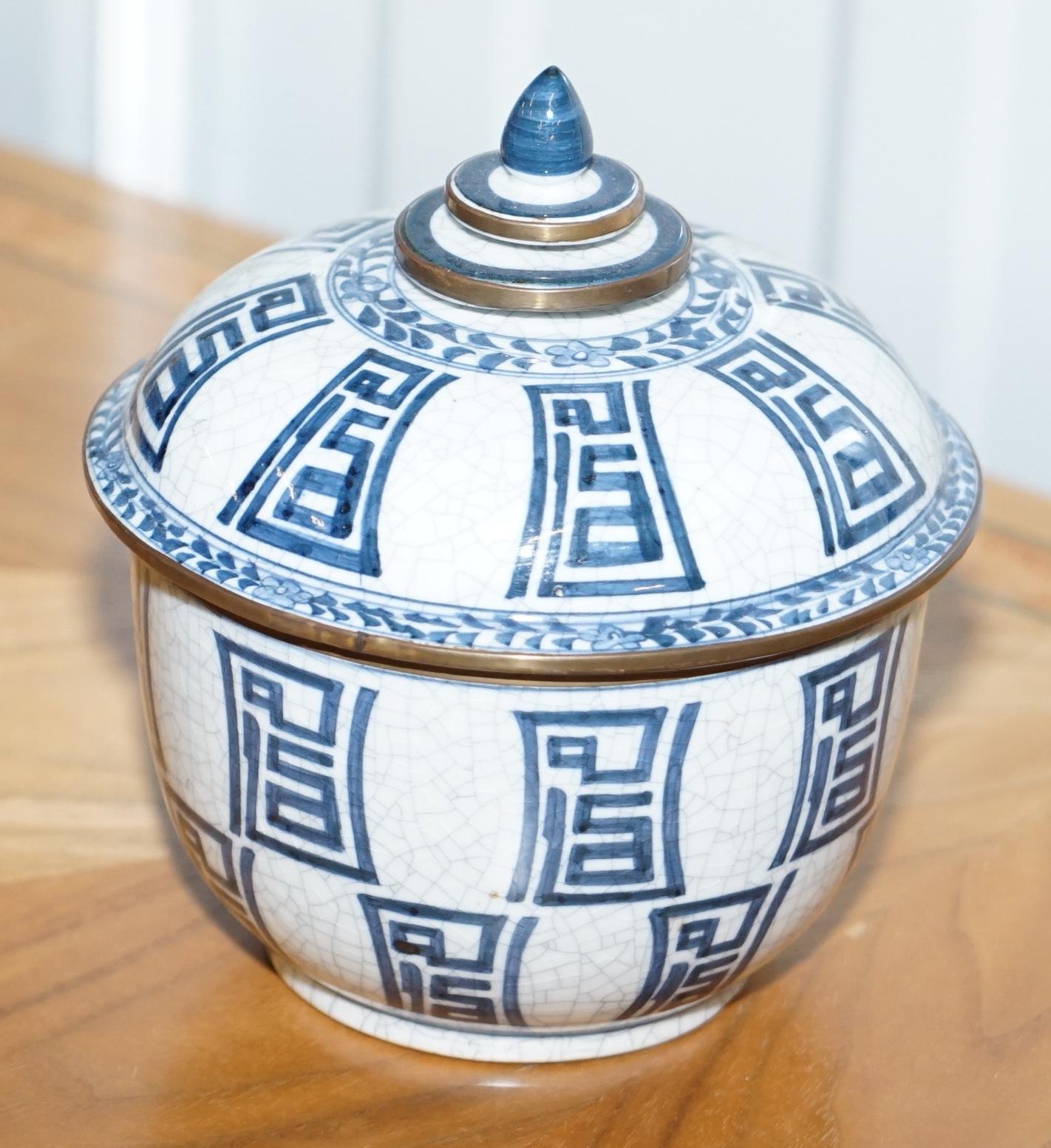 chinese pot with lid