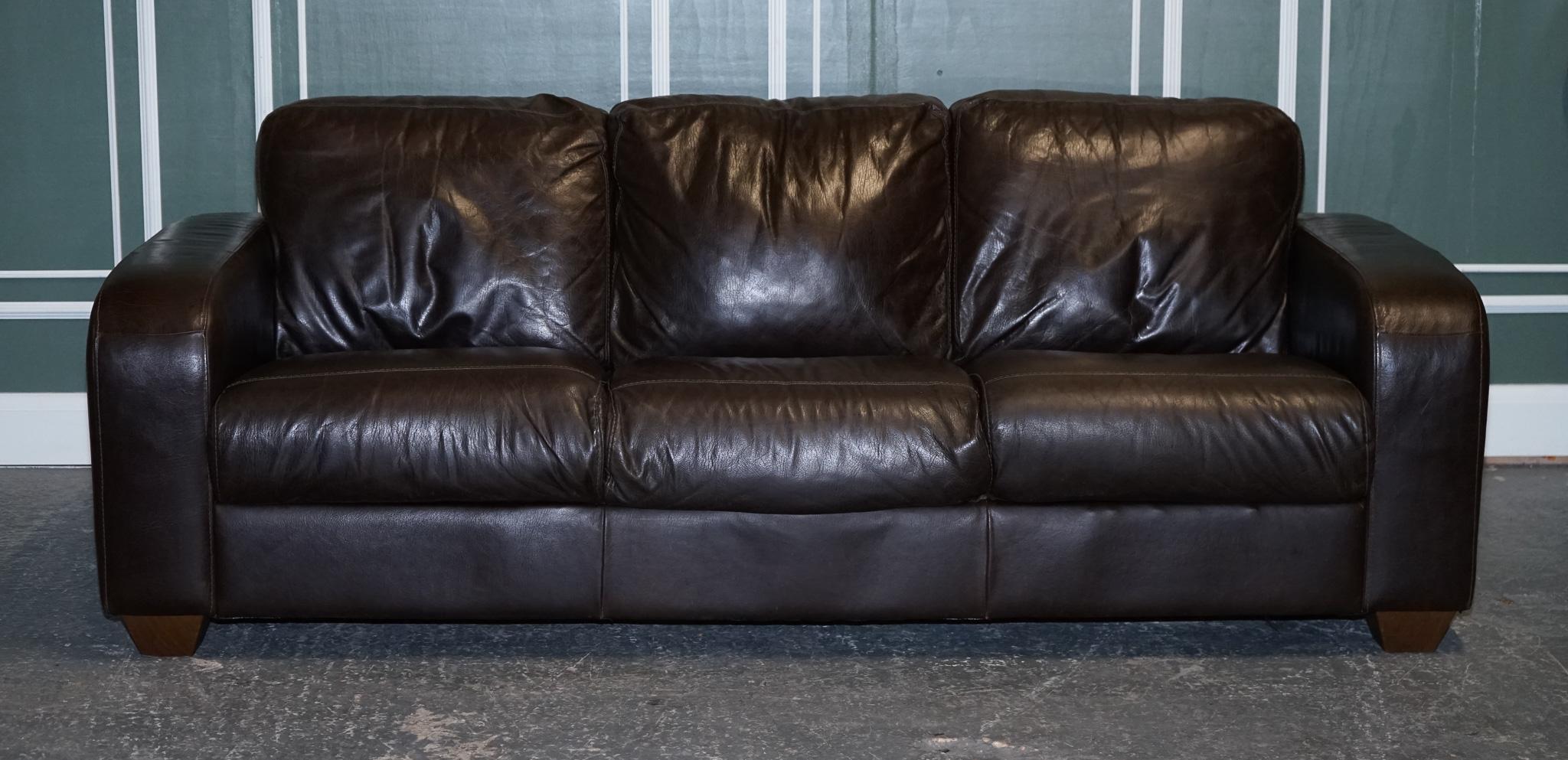 British STUNNING VINTAGE CHOCOLATE BROWN LEATHER THREE SEATER SOFA BY SOFITALiA For Sale