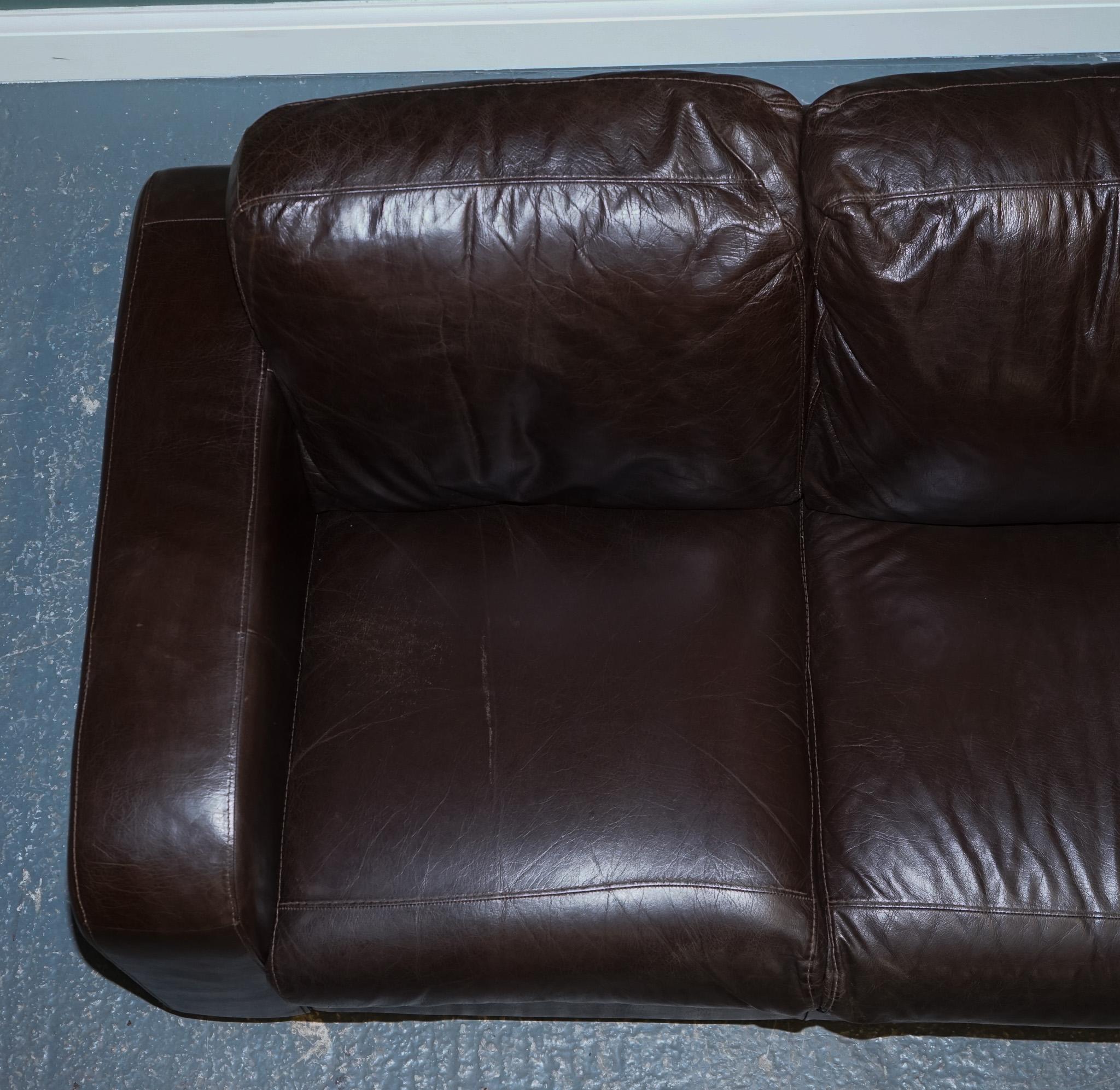 STUNNING VINTAGE CHOCOLATE BROWN LEATHER THREE SEATER SOFA BY SOFITALiA In Good Condition For Sale In Pulborough, GB