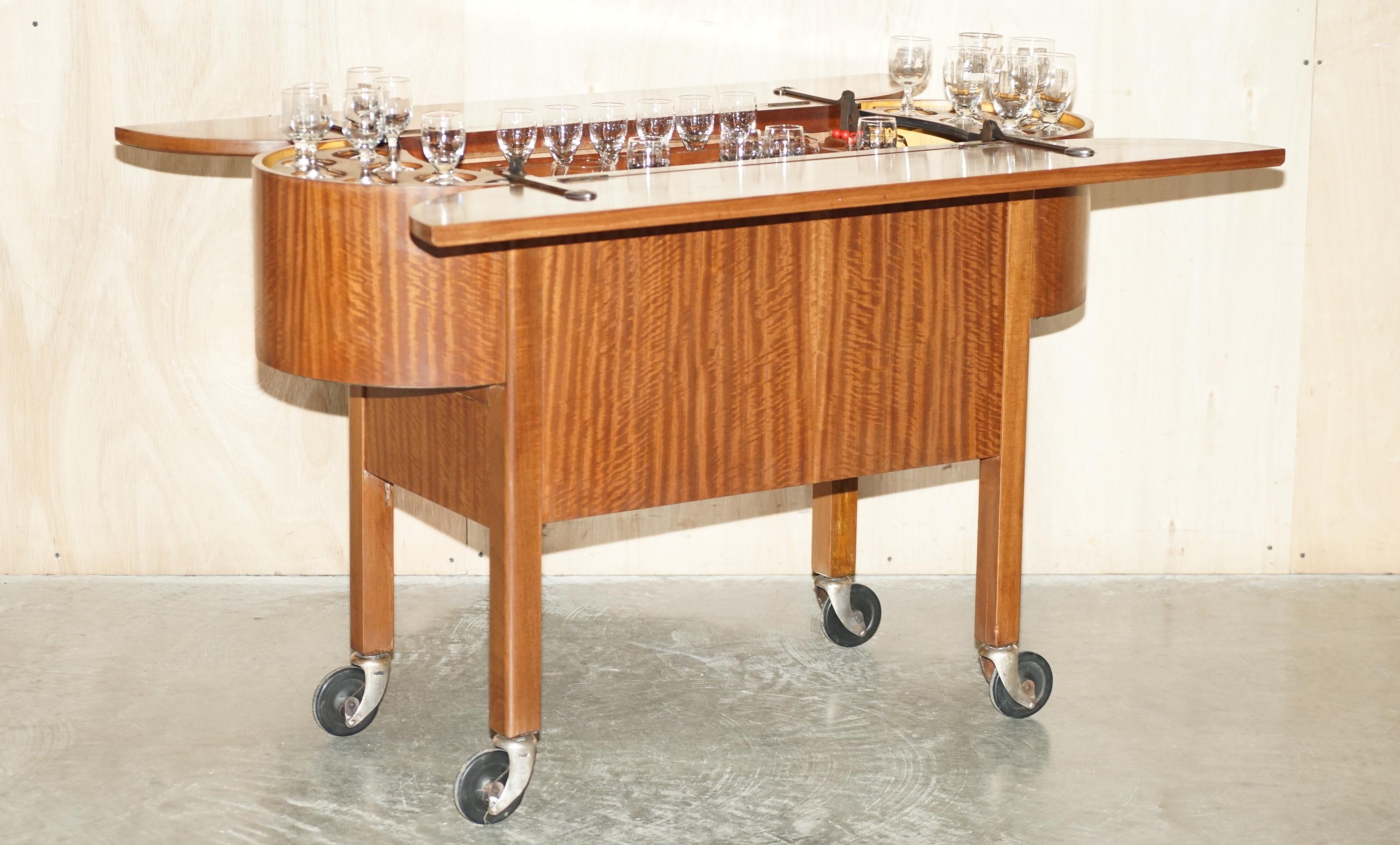 STUNNING VINTAGE CIRCA 1930''s SIDEBOARD DRINKS POP UP BAR TABLE ON WHEELS (Glas) im Angebot