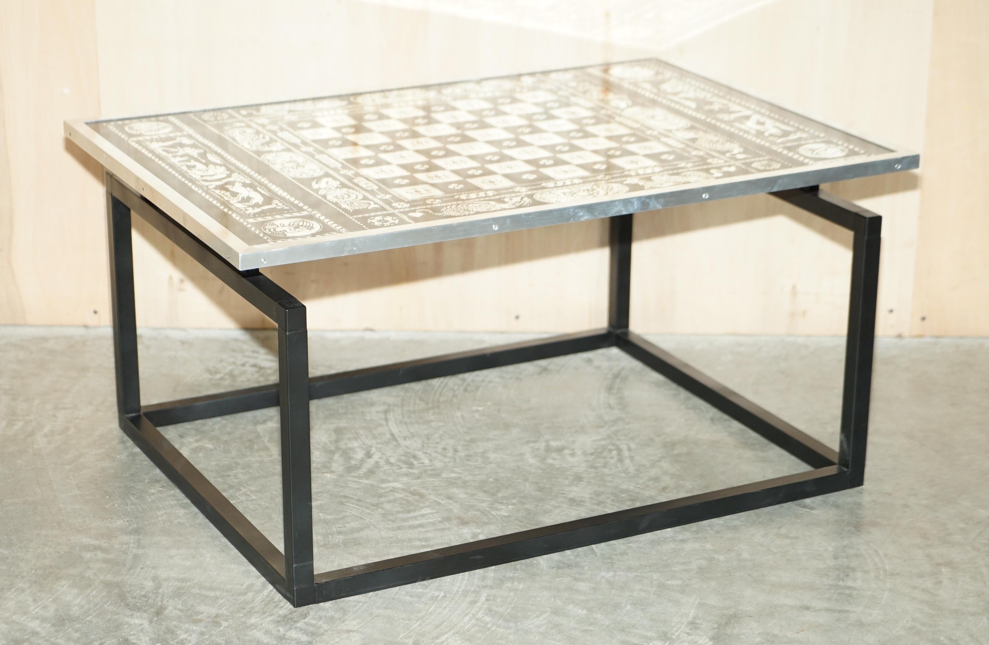 Wir freuen uns, diesen exquisiten Vintage-Schachbrett-Tisch zum Verkauf anbieten zu können

Ein sehr gut gemacht und dekoratives Stück, das Brett ist größer als normal mit einem Chromrahmen 

Zustandstechnisch haben wir es von oben bis unten