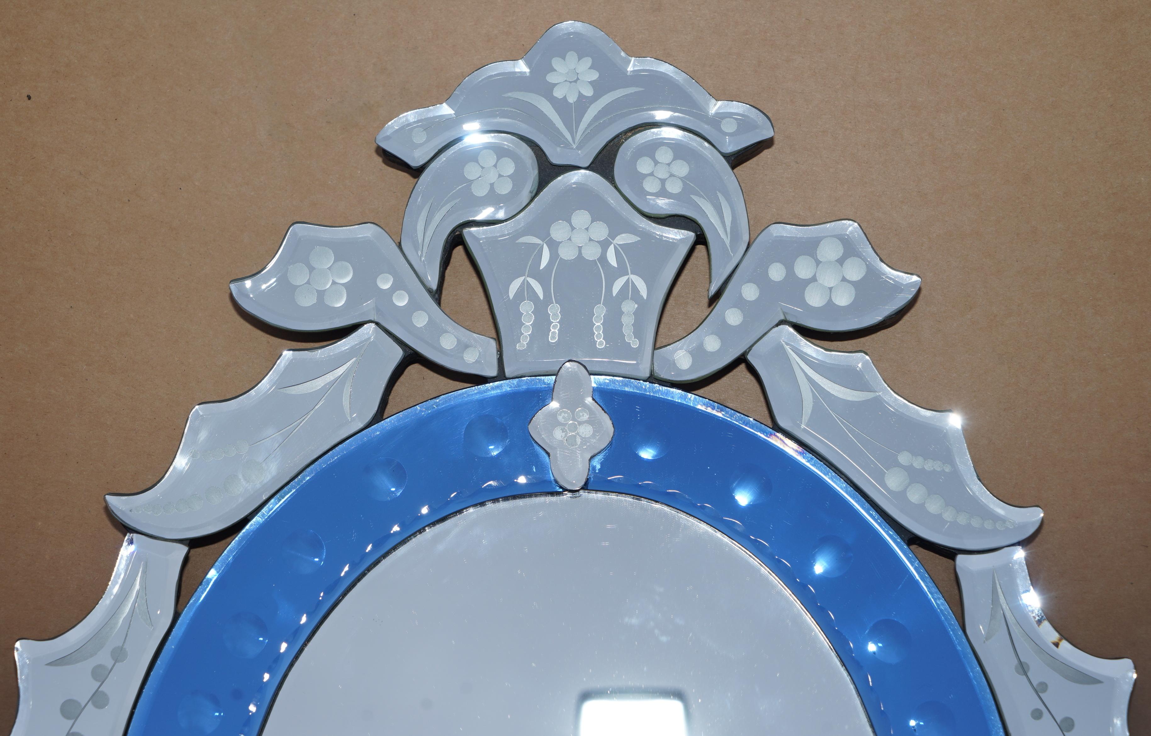 Miroir Superbe miroir mural italien vénitien vintage bleu cobalt gravé, taille élégante en vente