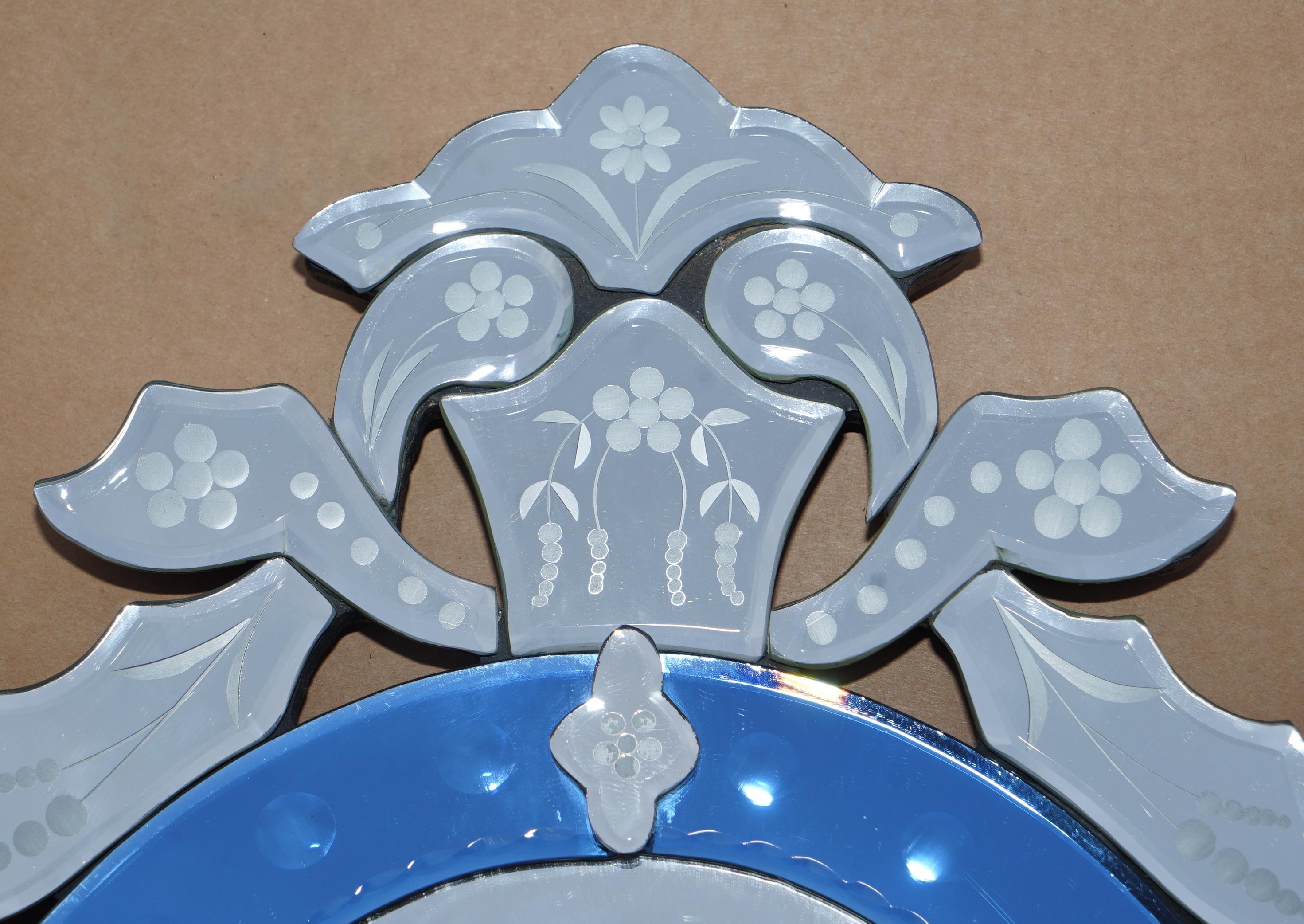 Superbe miroir mural italien vénitien vintage bleu cobalt gravé, taille élégante en vente 1