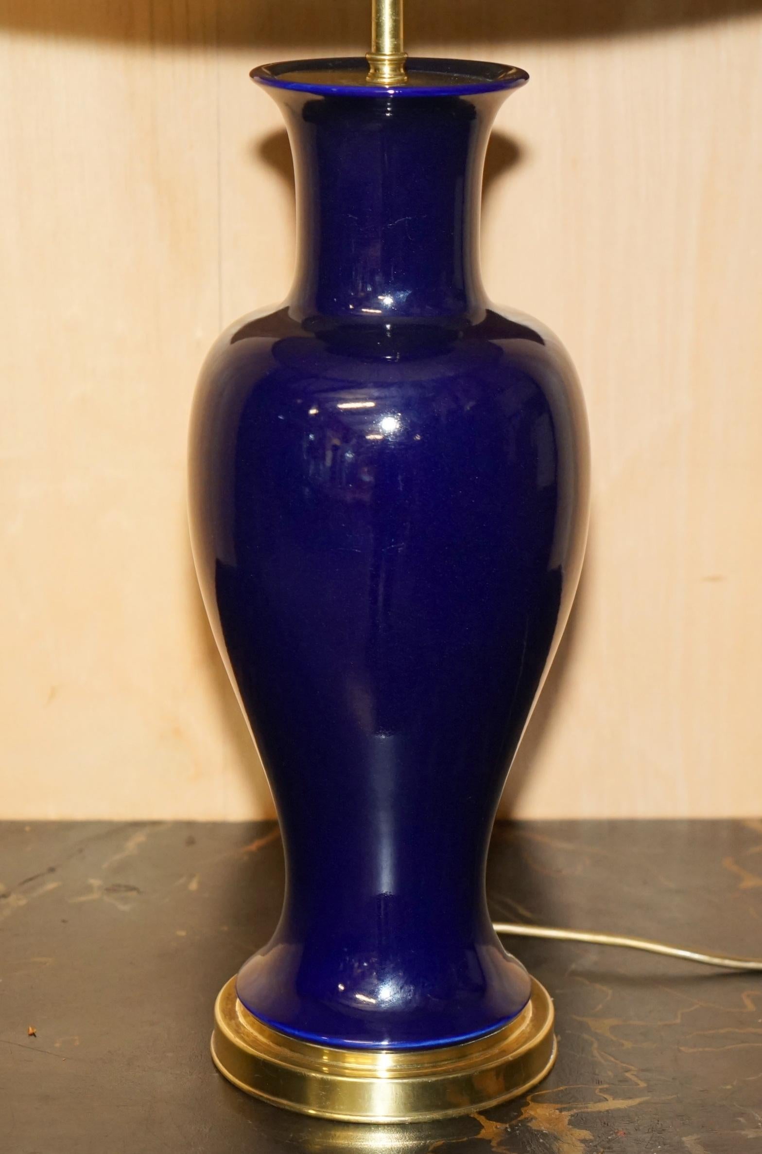 STUNNING ViNTAGE COBALT BLUE PORCELAIN URN SHAPED BRASS BASE LARGE TABLE LAMP im Angebot 2