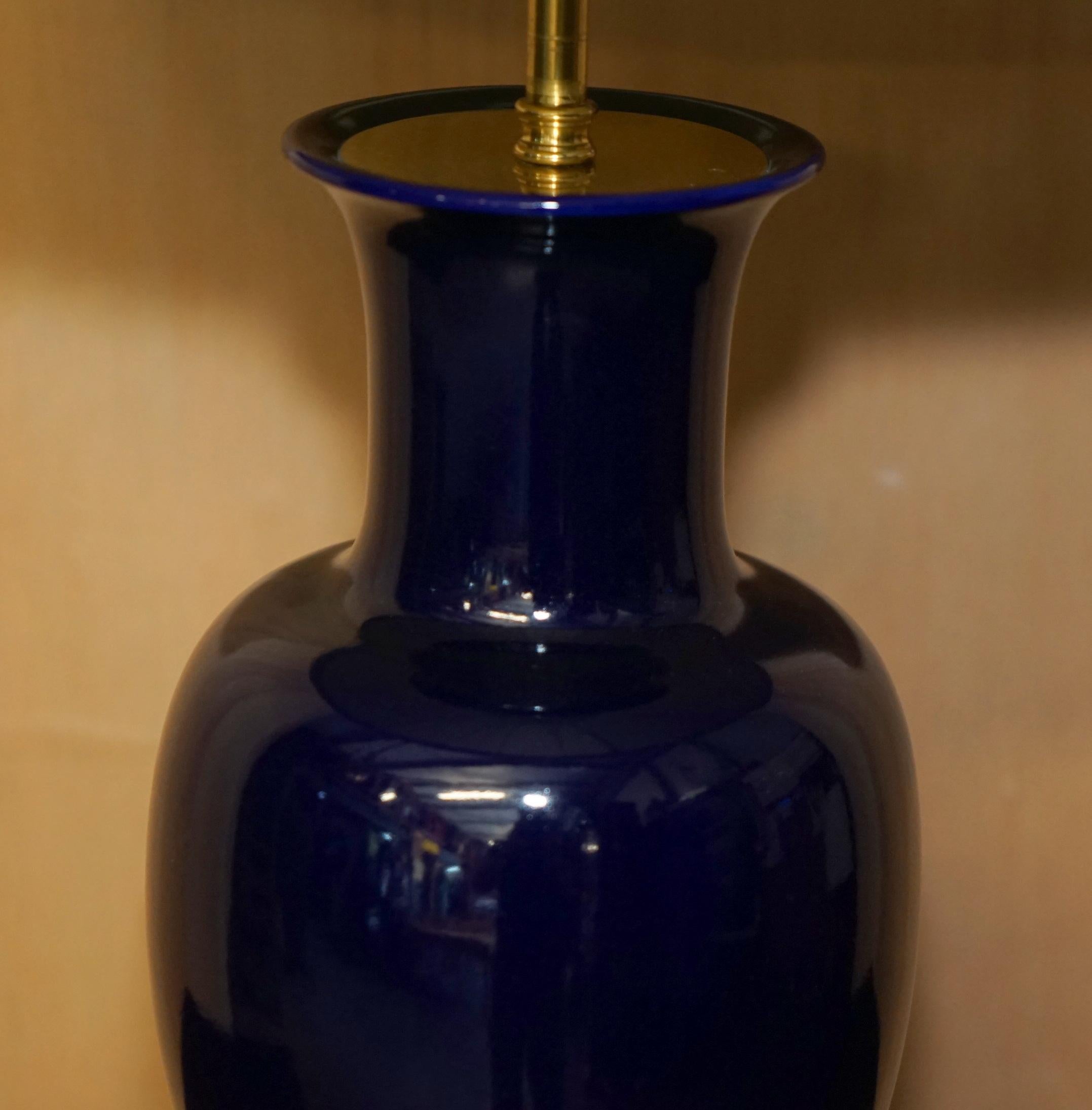 STUNNING ViNTAGE COBALT BLUE PORCELAIN URN SHAPED BRASS BASE LARGE TABLE LAMP (20. Jahrhundert) im Angebot