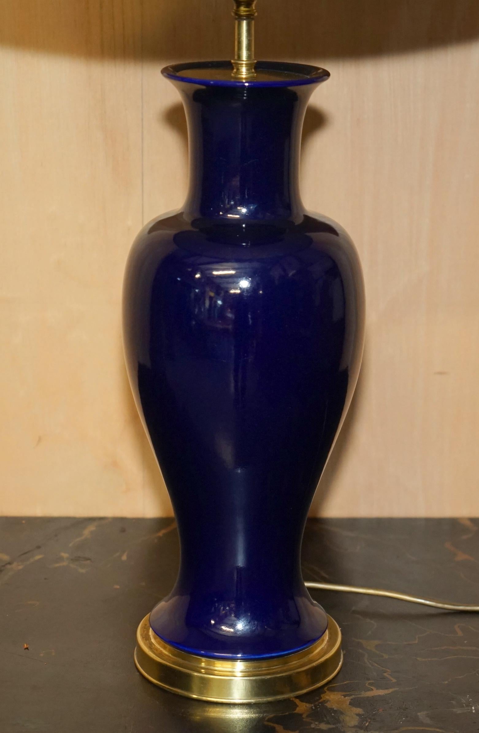 STUNNING ViNTAGE COBALT BLUE PORCELAIN URN SHAPED BRASS BASE LARGE TABLE LAMP im Angebot 1