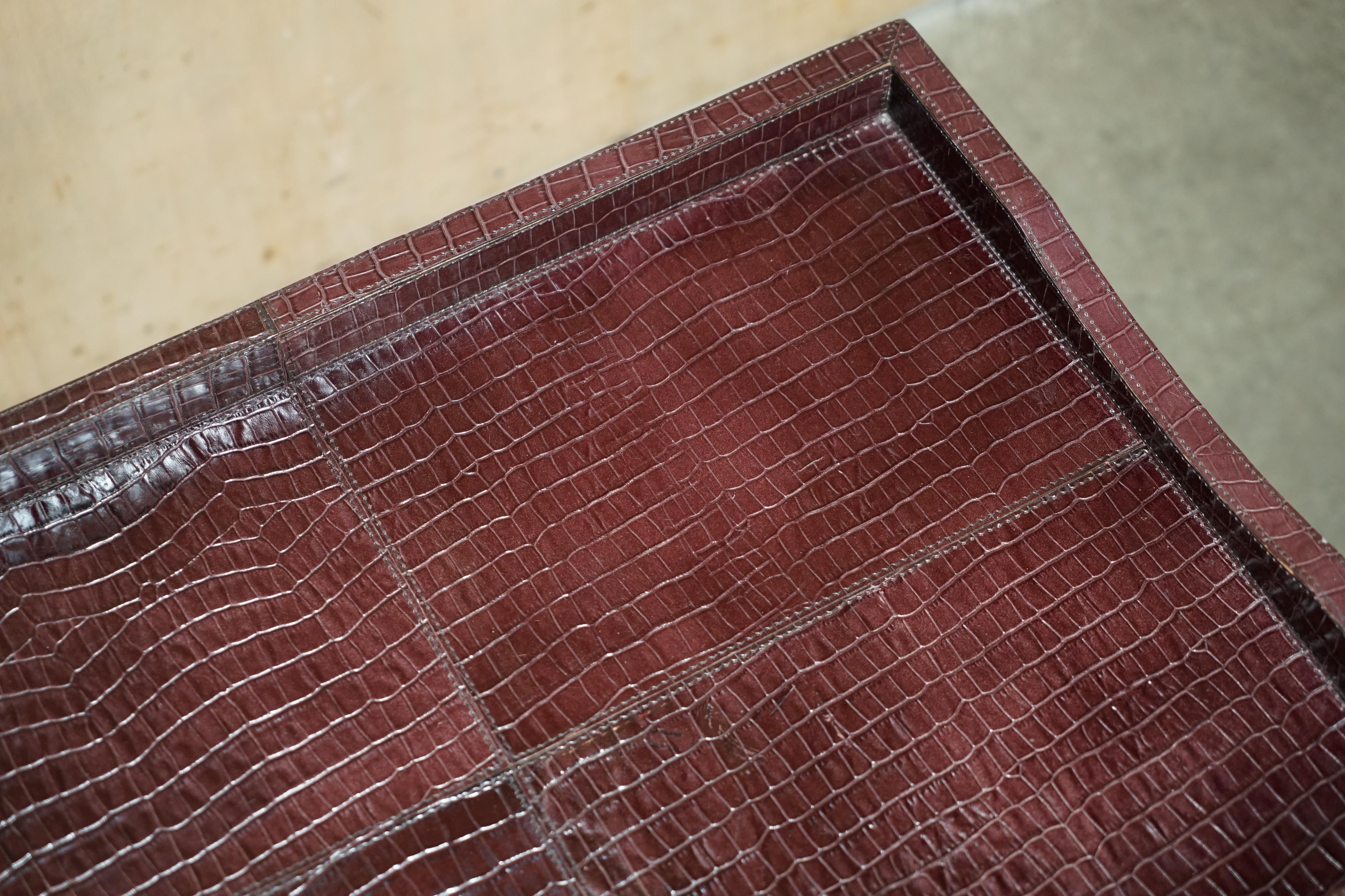 20ième siècle TABLE ALLIGATOR CROCODILE VINTAGE EN CUIR PATiNA AVEC CHROME TRAY en vente