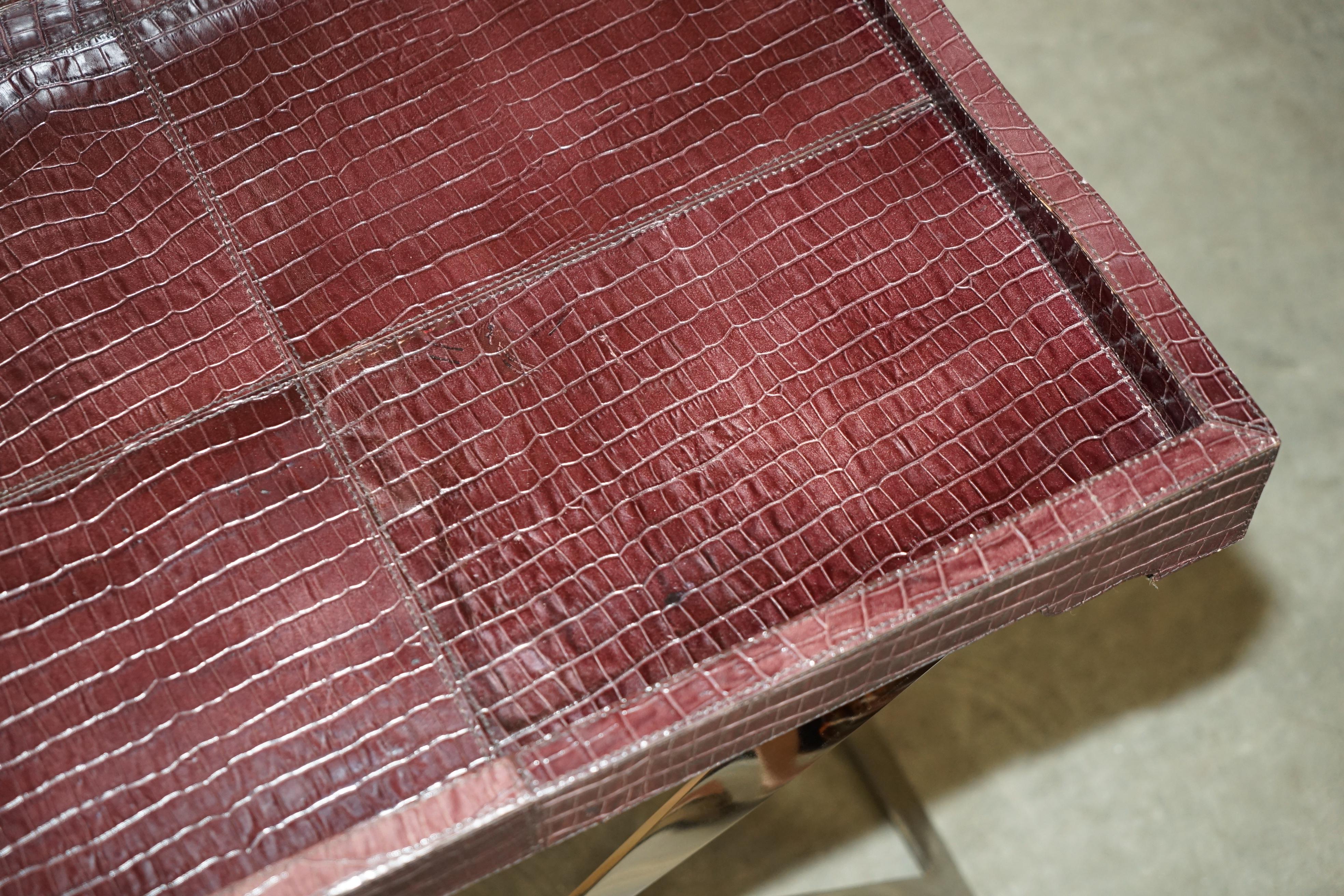 Cuir TABLE ALLIGATOR CROCODILE VINTAGE EN CUIR PATiNA AVEC CHROME TRAY en vente