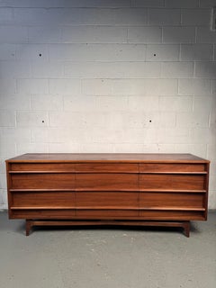 Superbe commode vintage en noyer incurvée par Young Manufacturing