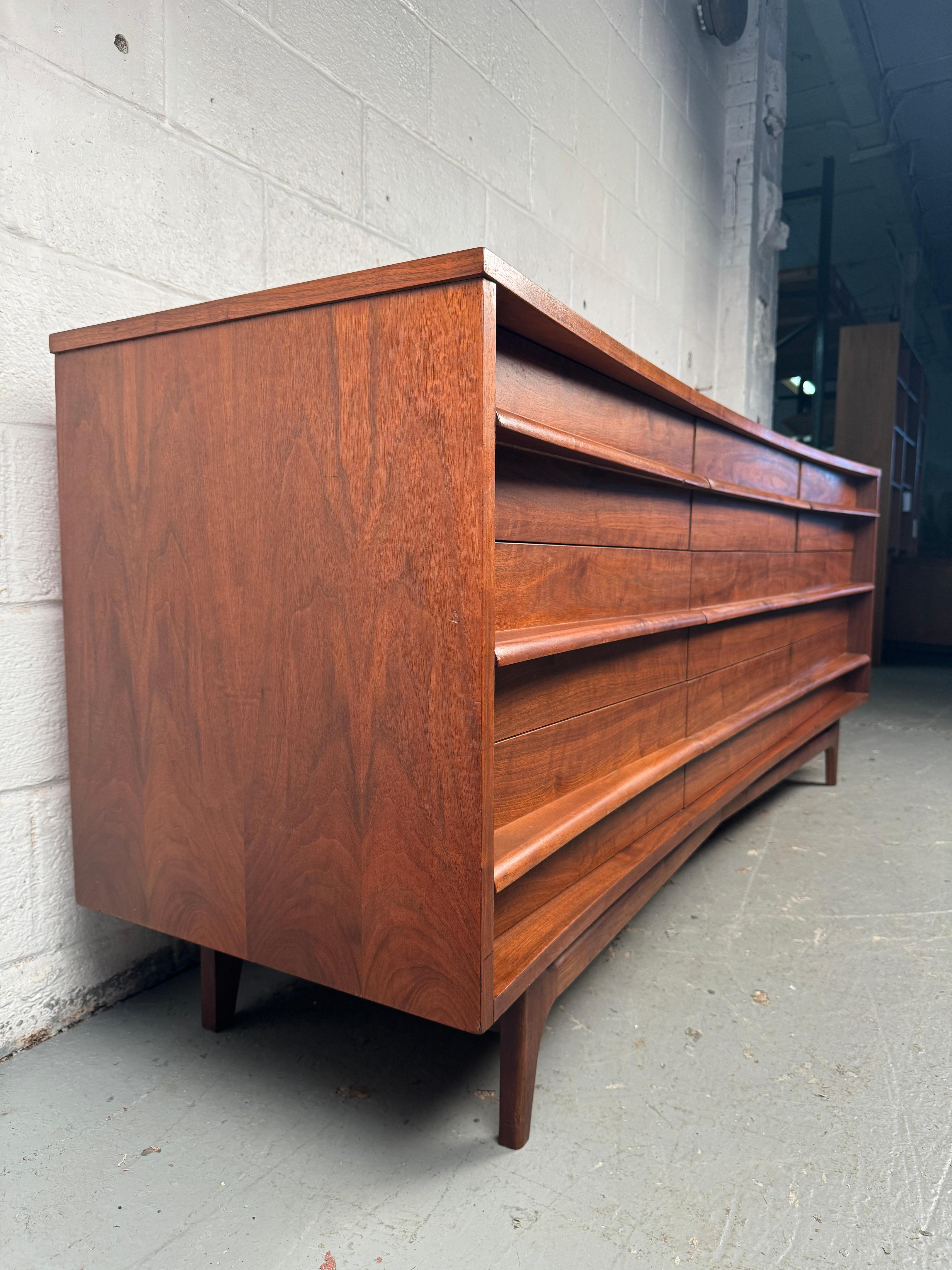 Stunning Vintage Curved Walnut Dresser by Young Manufacturing In Good Condition For Sale In Brooklyn, NY