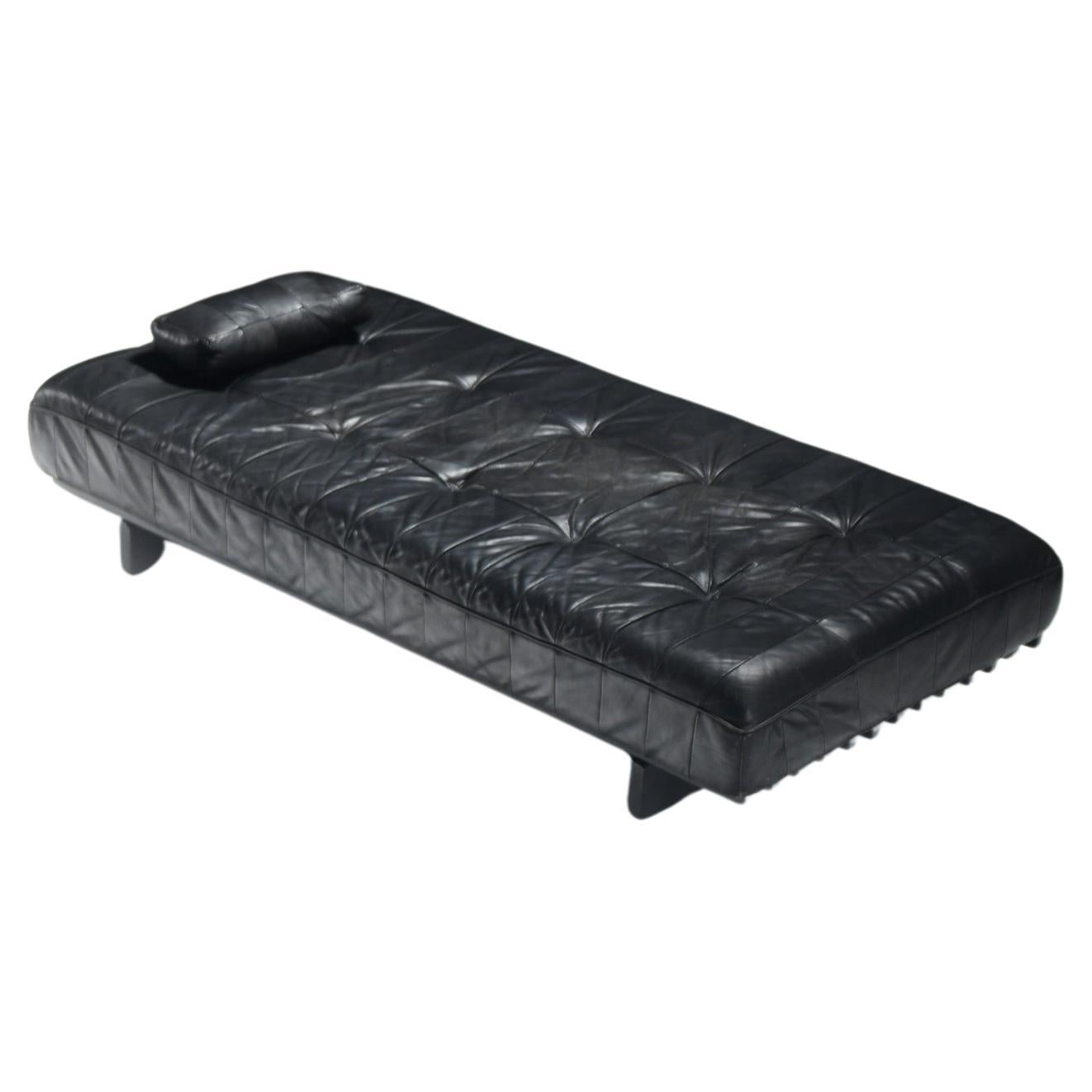 De Sede DS-80 Black Leather Daybed – Rare Vintage Swiss Modern Classic (1970s)

A strikingly rare version of De Sede’s iconic DS-80 daybed, this all-black edition—featuring both black patchwork leather and a black lacquered slatted wood