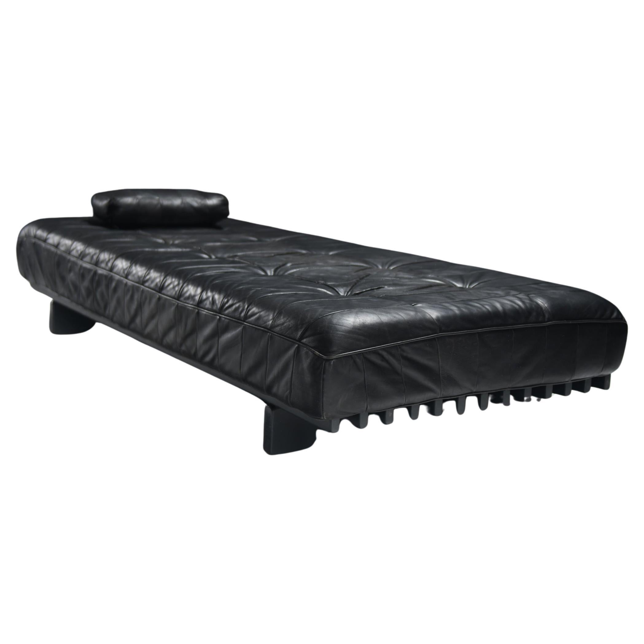 Mid-Century Modern Stunning vintage Daybed DS-80 in rare black original leather by De Sede Swiss For Sale