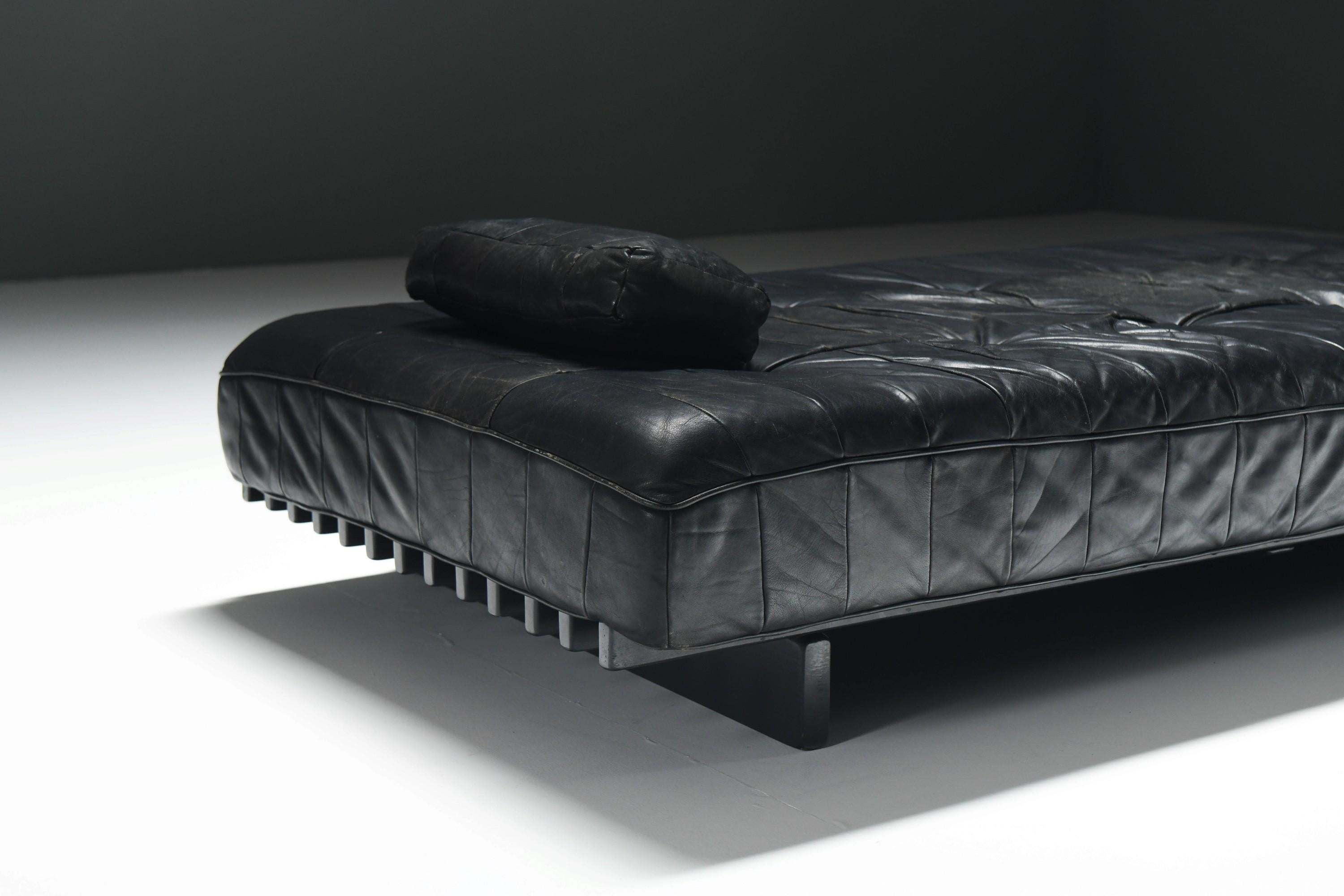 Stunning vintage Daybed DS-80 in rare black original leather by De Sede Swiss In Good Condition For Sale In Buggenhout, Oost-Vlaanderen