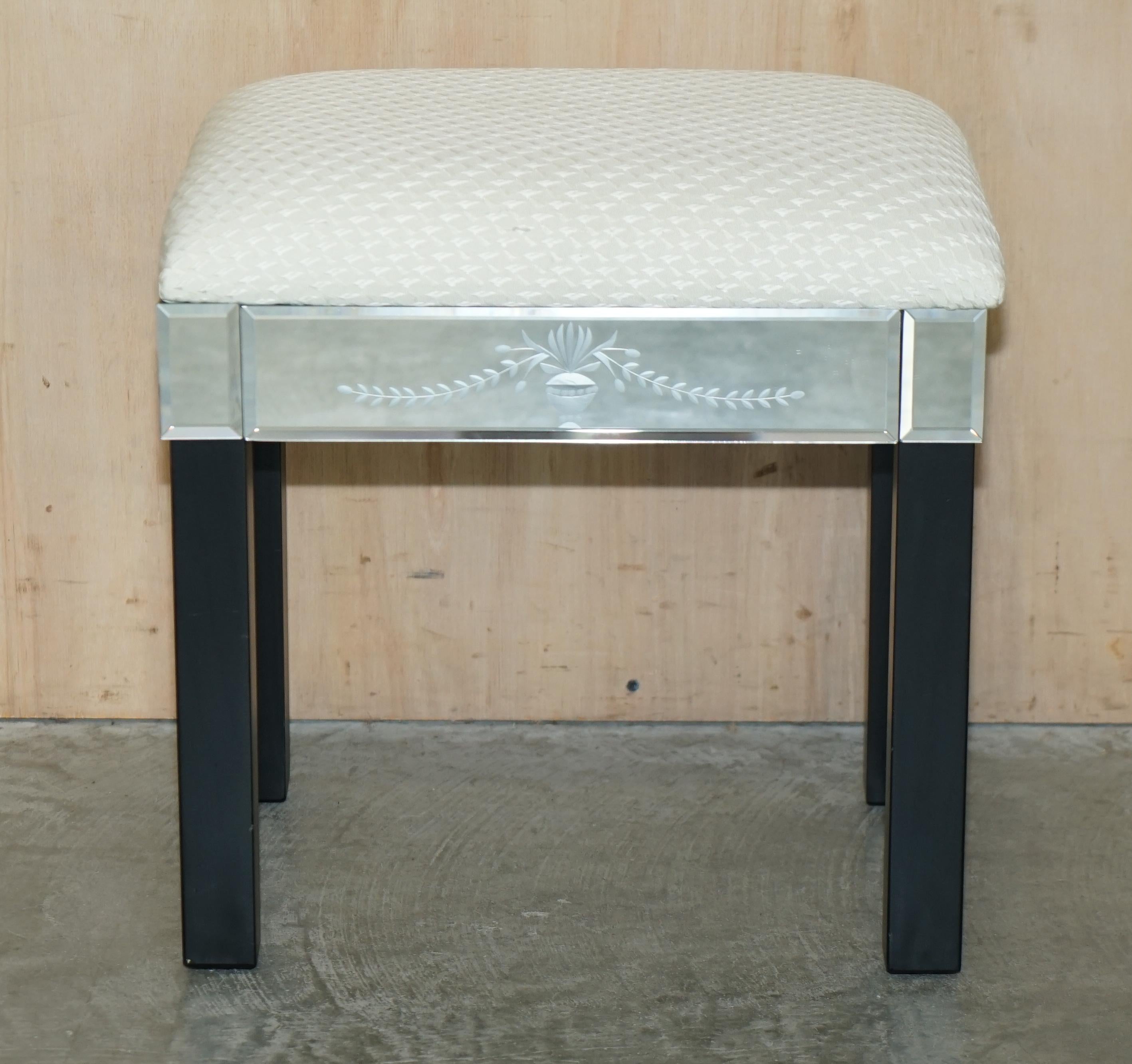 We are delighted to offer for sale this lovely vintage Italian Venetian style etched glass dressing table stool which is part of a suite

This stool is part of a suite as mentioned, I have in total a console table, a round side table, a small