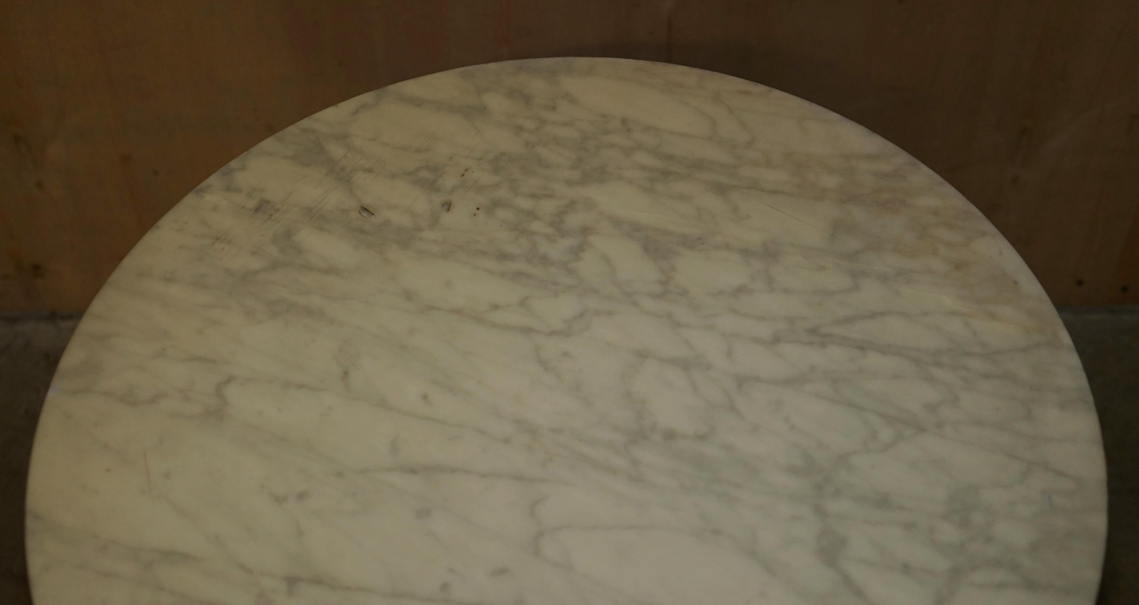 Table de salle à manger égyptienne de style Regency lumineuse avec plateau en marbre, à l'extrémité latérale en vente 5