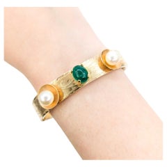 Impresionante brazalete vintage con bisagra de esmeralda y perla en oro amarillo MCM