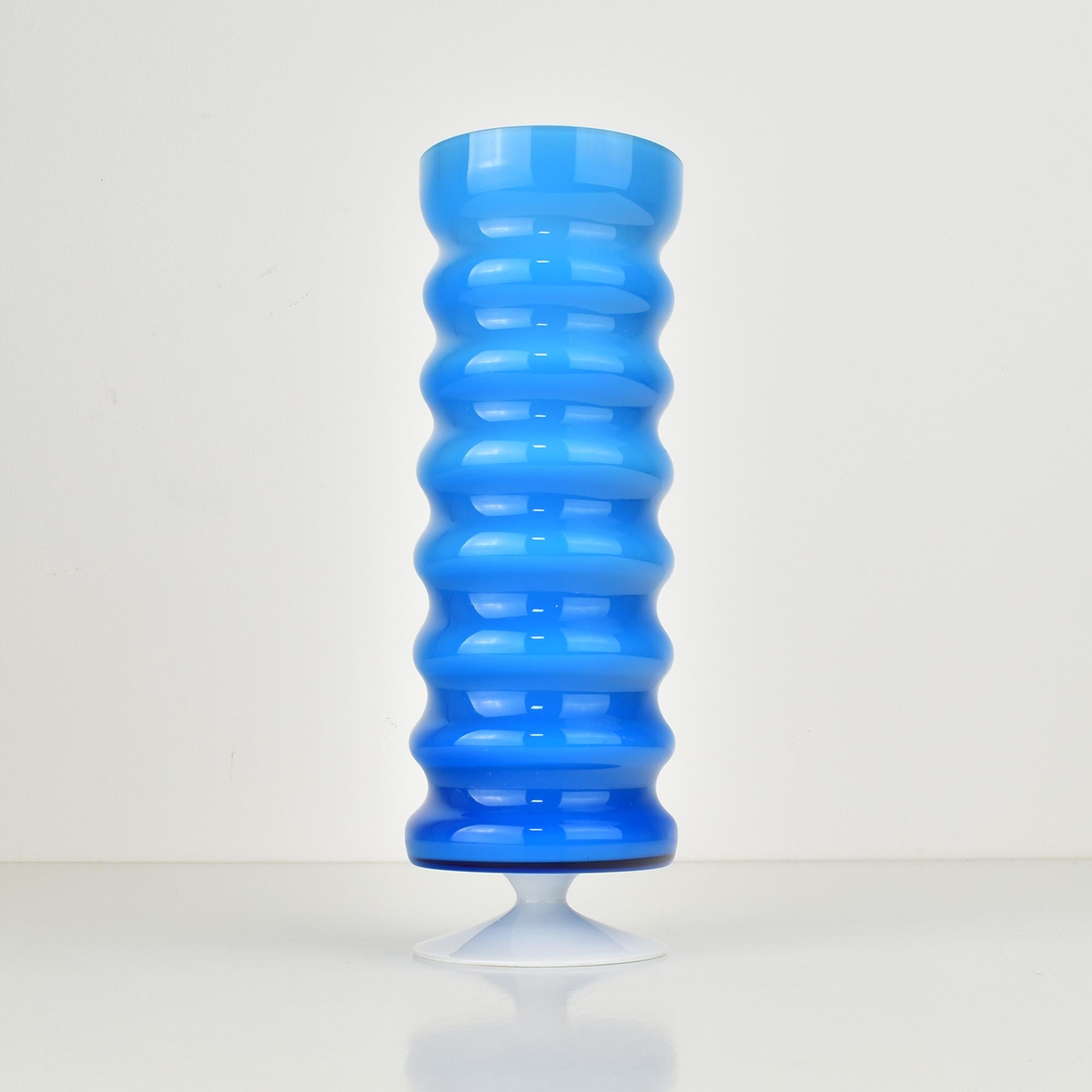 italien Superbe vase côtelé bleu Empoli - Pièce d'appoint élégante de décoration intérieure en vente
