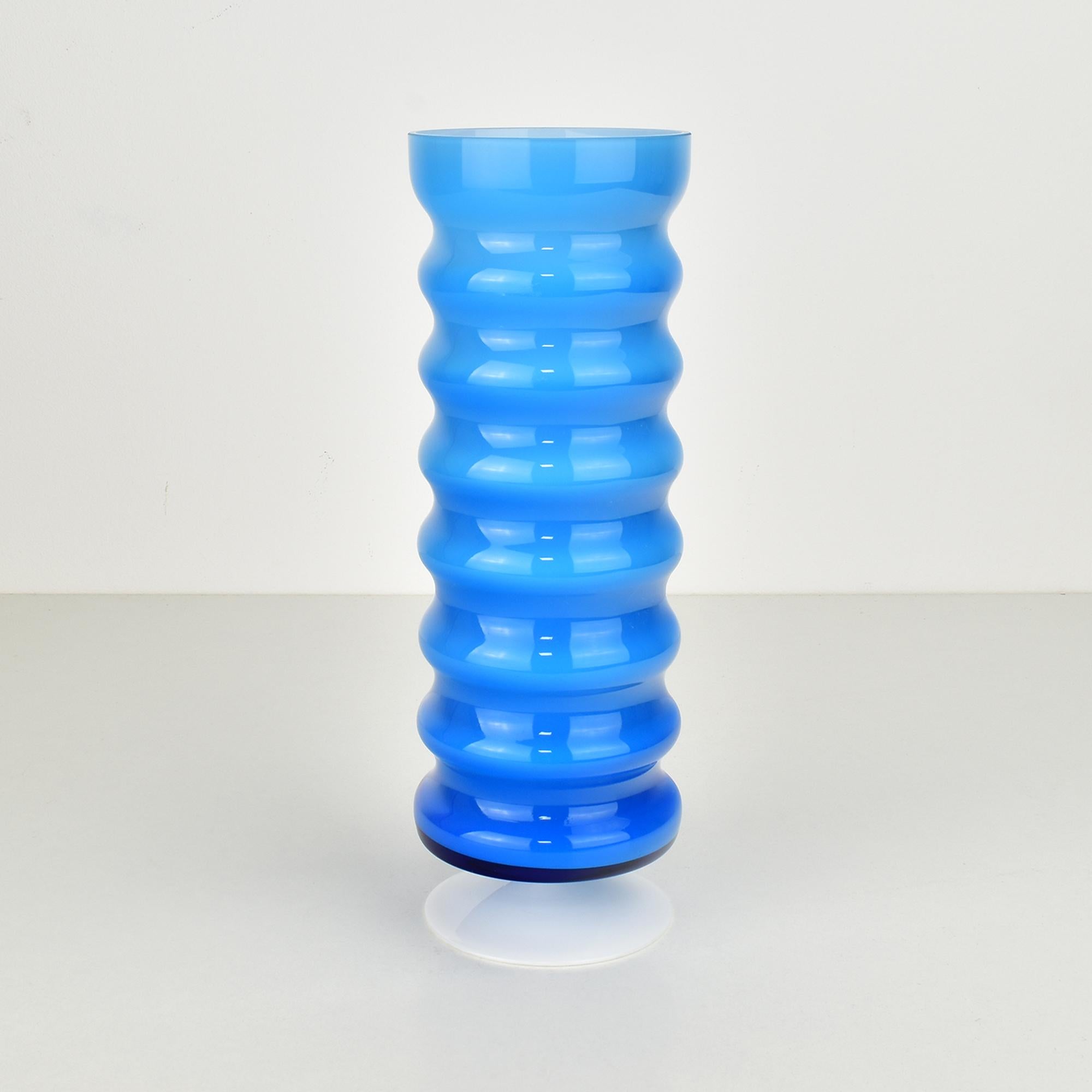 Fait main Superbe vase côtelé bleu Empoli - Pièce d'appoint élégante de décoration intérieure en vente