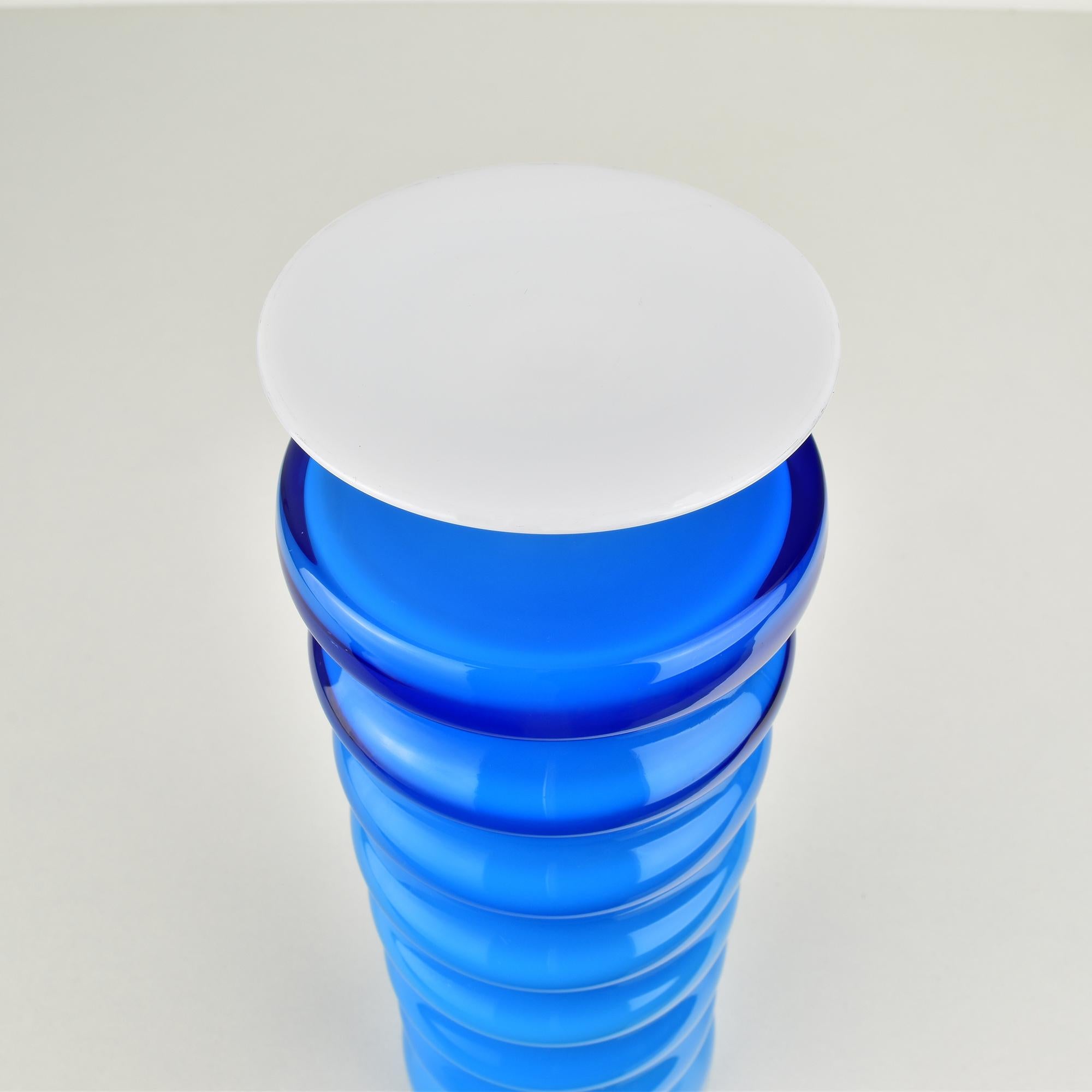 Superbe vase côtelé bleu Empoli - Pièce d'appoint élégante de décoration intérieure Excellent état - En vente à Bad Säckingen, DE