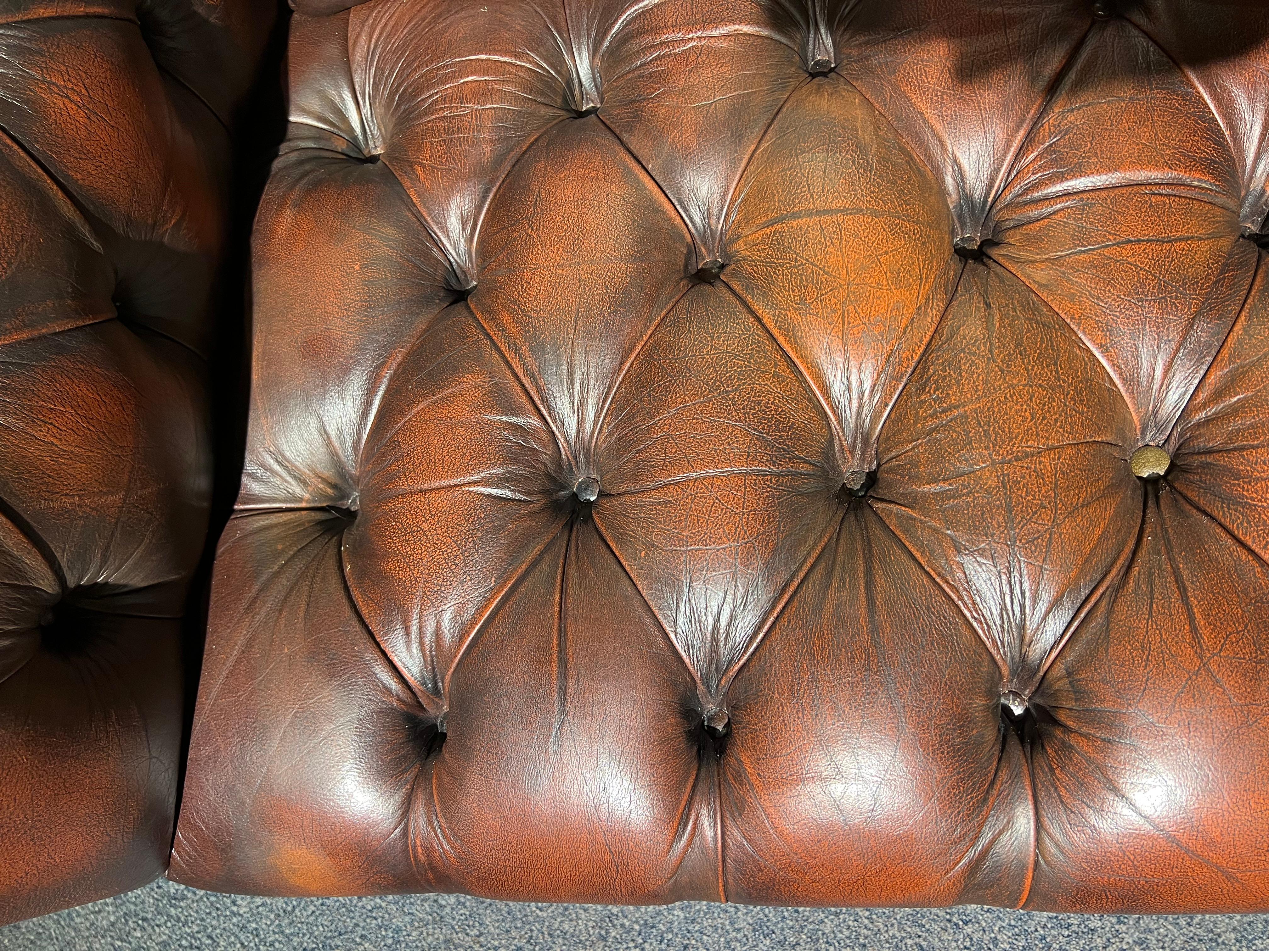 Stunning Vintage English Brown Leather Chesterfield Sofa fully tufted In Good Condition In Berlin, DE