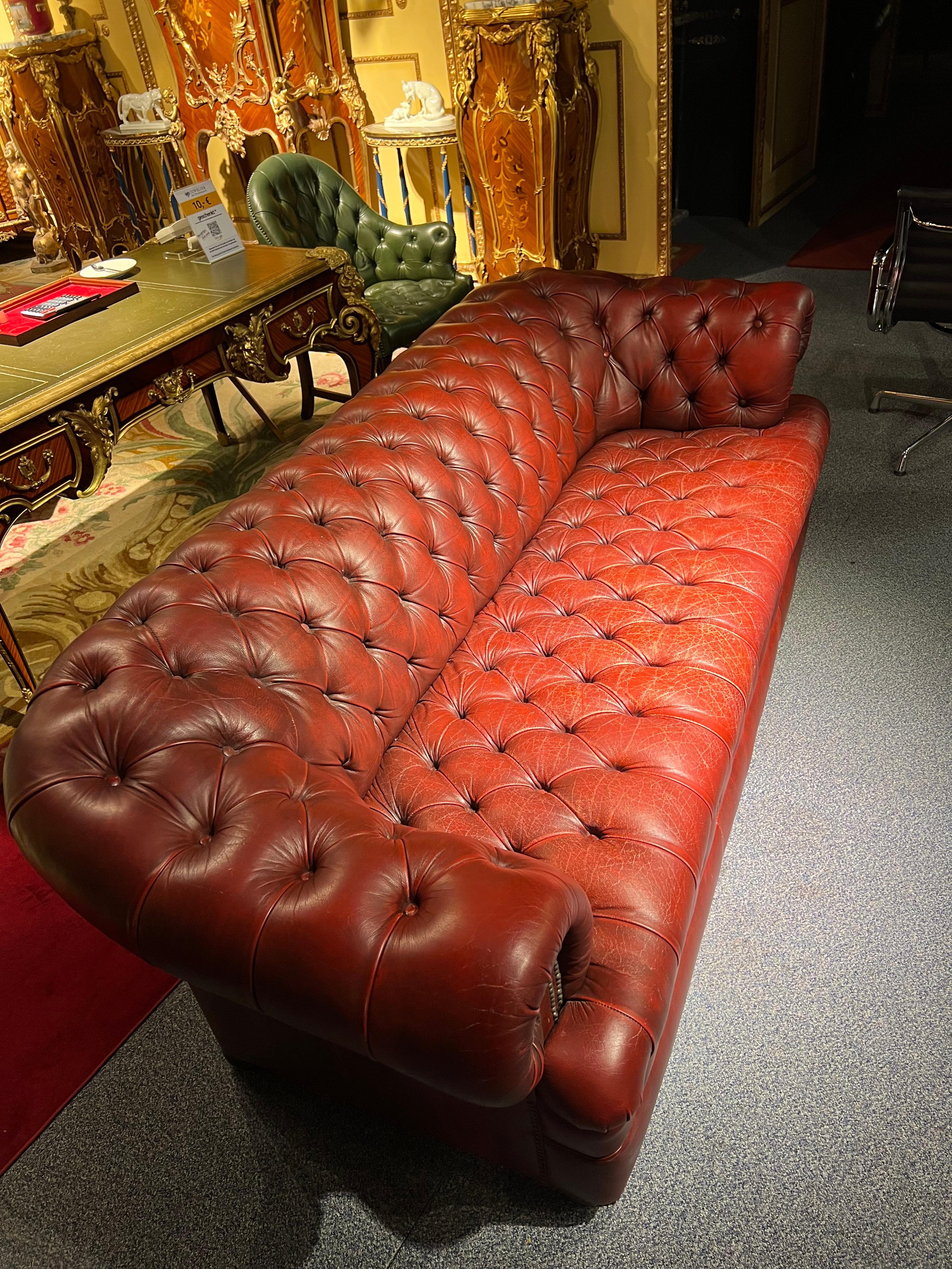 Atemberaubendes Chesterfield-Sofa aus rotem englischem Leder mit 3 Etagen im Vintage-Stil (Englisch) im Angebot