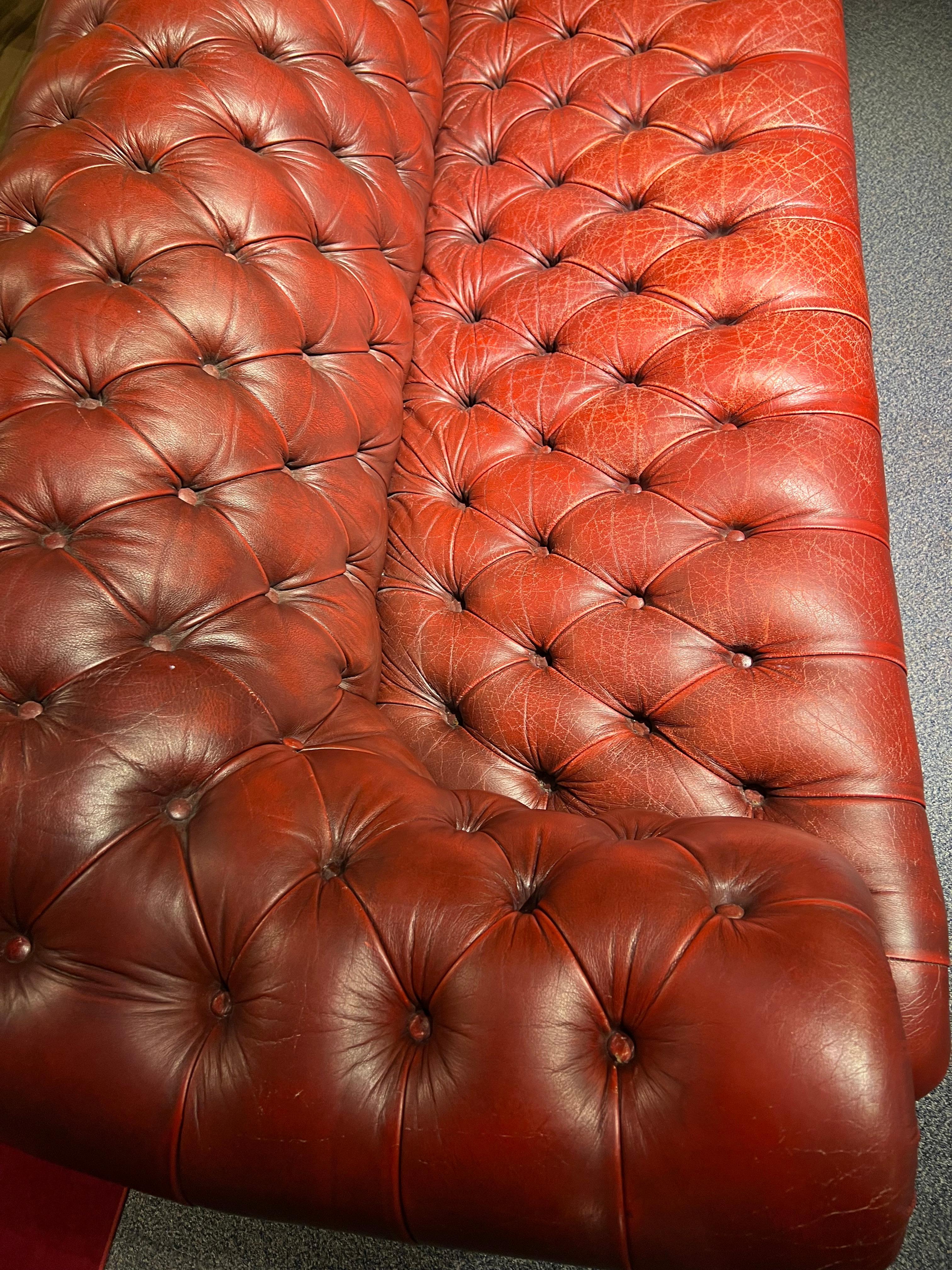 Atemberaubendes Chesterfield-Sofa aus rotem englischem Leder mit 3 Etagen im Vintage-Stil im Zustand „Gut“ im Angebot in Berlin, DE