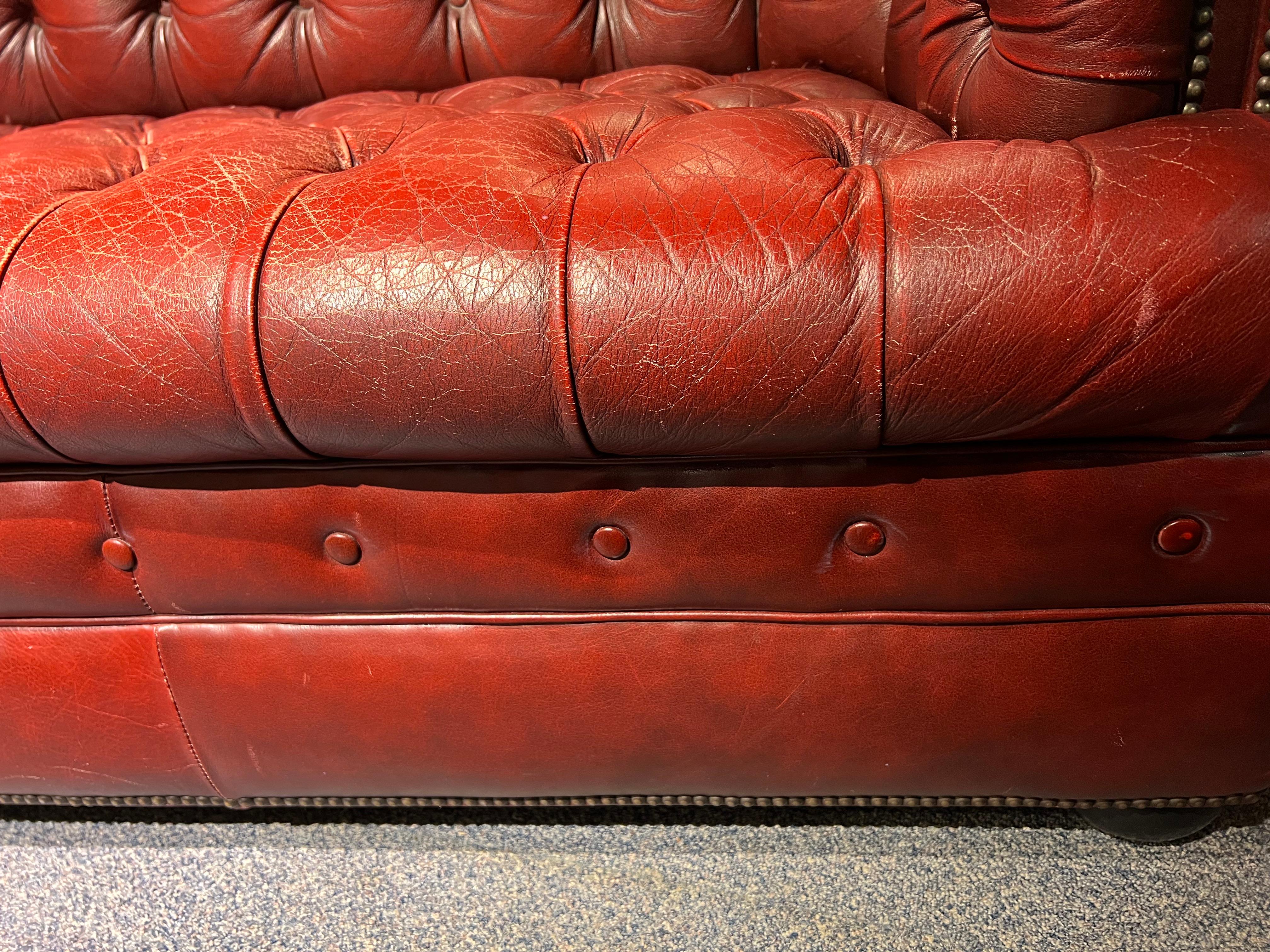 Stunning Vintage English Red Leather Chesterfield 3 Seater Sofa In Good Condition For Sale In Berlin, DE