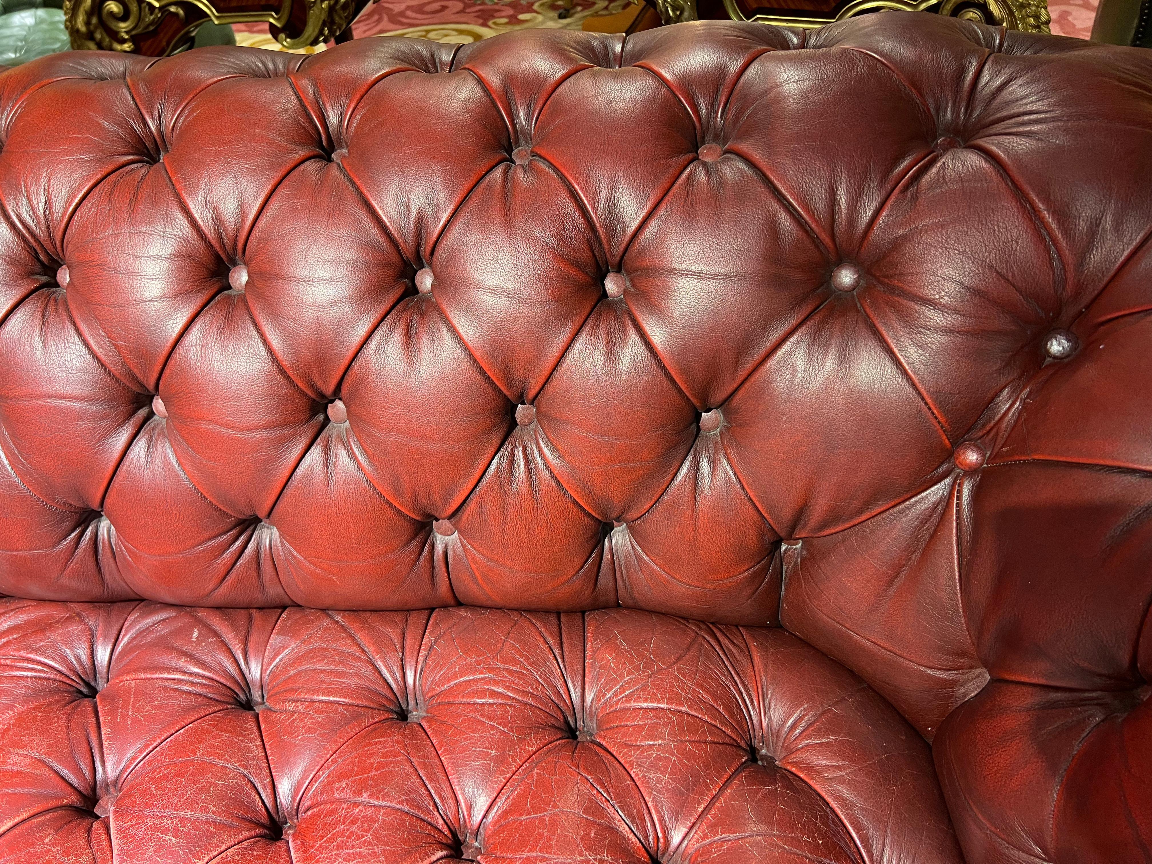 Atemberaubendes Chesterfield-Sofa aus rotem englischem Leder mit 3 Etagen im Vintage-Stil im Angebot 2
