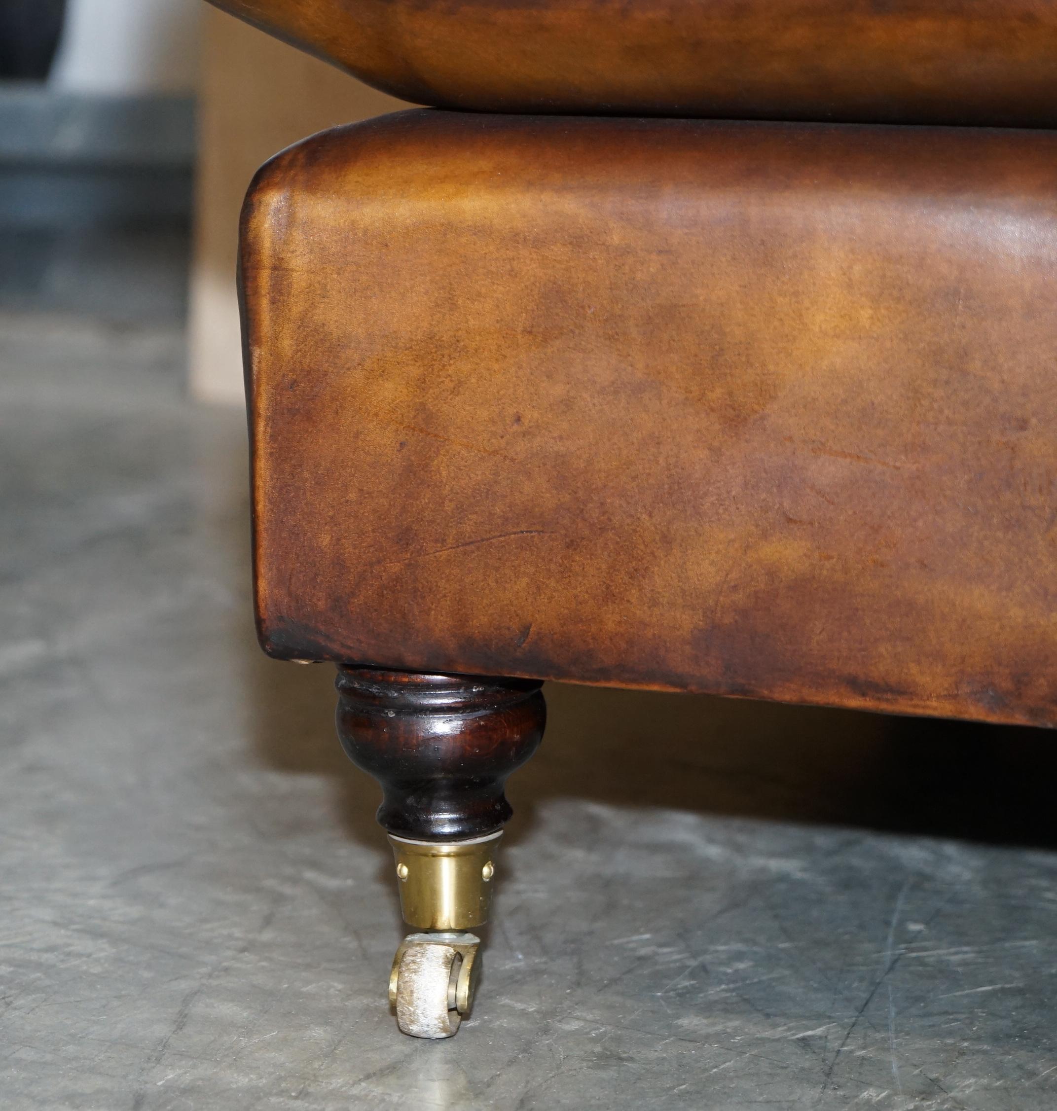 Atemberaubende Vintage vollständig restauriert Hand gefärbt Brown Leder Howards & Sons Style Sofa im Angebot 9