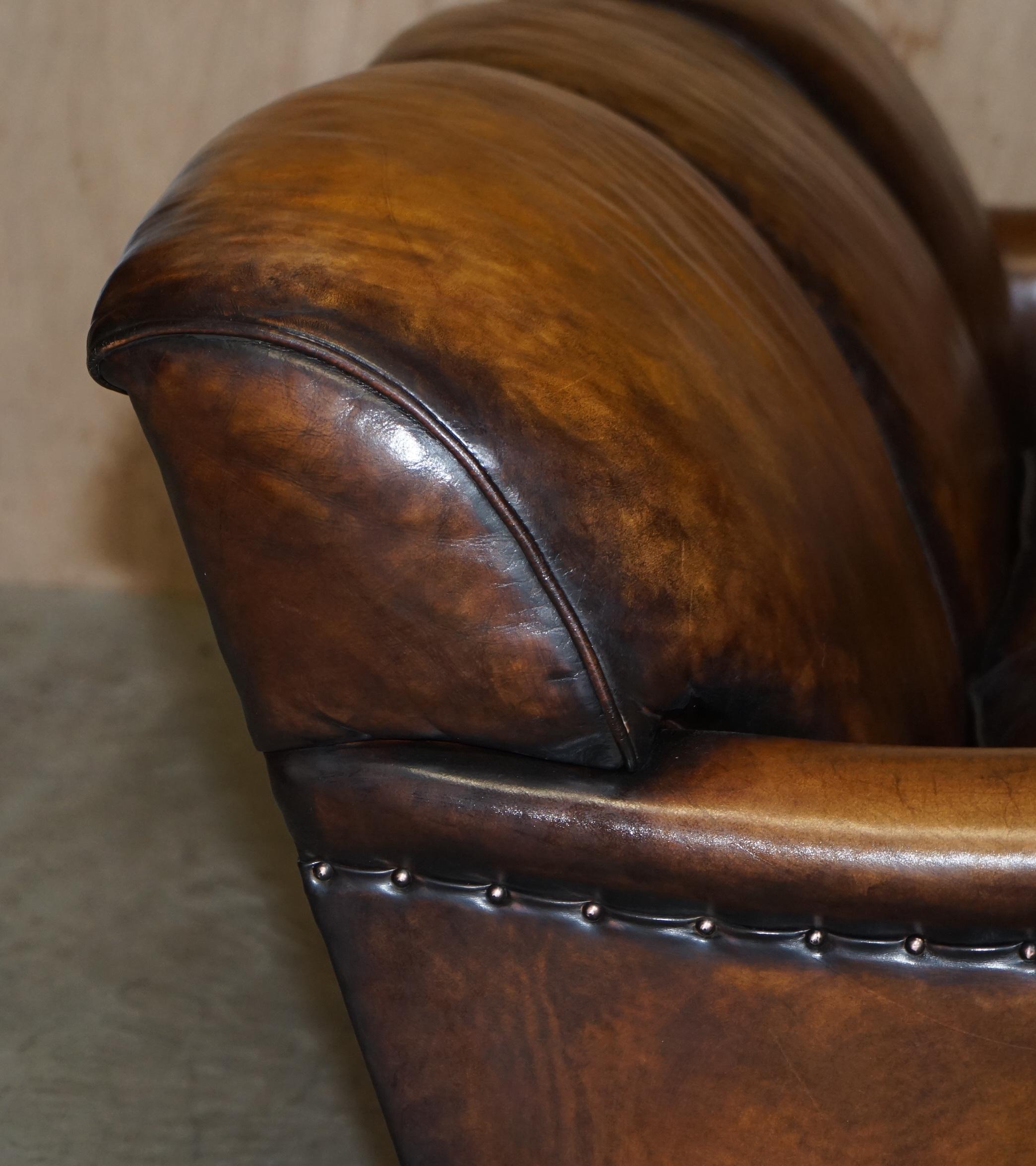 Atemberaubende Vintage vollständig restauriert Hand gefärbt Brown Leder Howards & Sons Style Sofa im Angebot 12