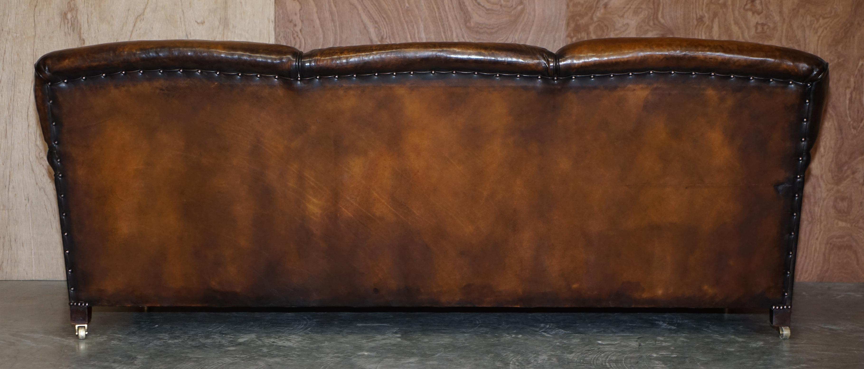 Atemberaubende Vintage vollständig restauriert Hand gefärbt Brown Leder Howards & Sons Style Sofa im Angebot 13