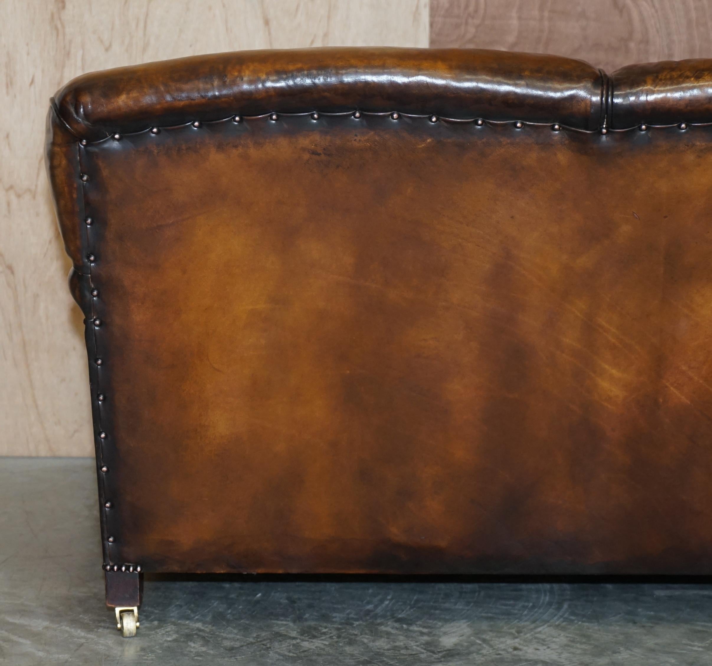 Atemberaubende Vintage vollständig restauriert Hand gefärbt Brown Leder Howards & Sons Style Sofa im Angebot 14
