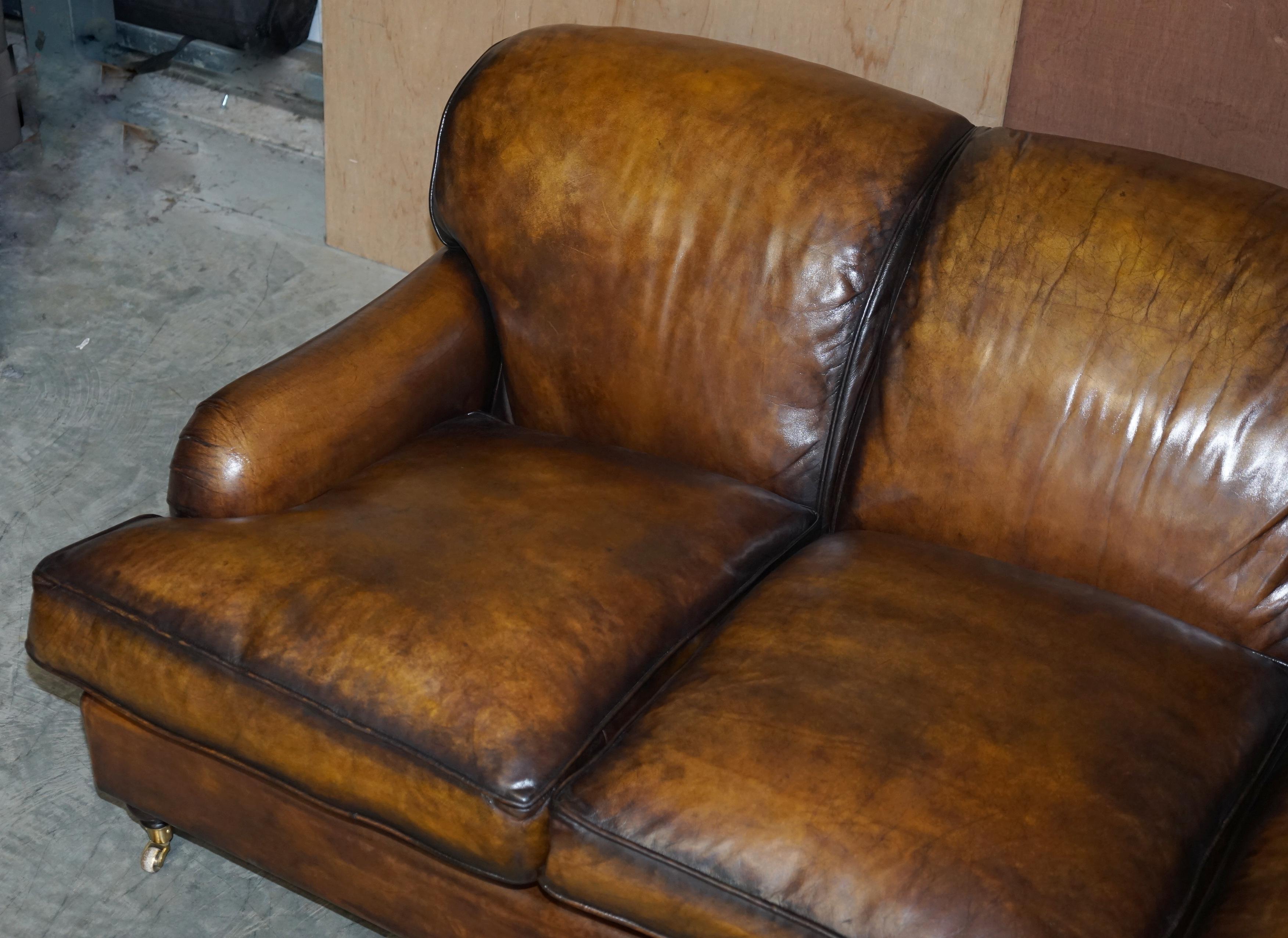 Atemberaubende Vintage vollständig restauriert Hand gefärbt Brown Leder Howards & Sons Style Sofa (Viktorianisch) im Angebot